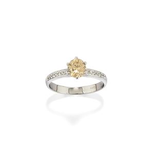 Fancy yellow-brown diamond ring 