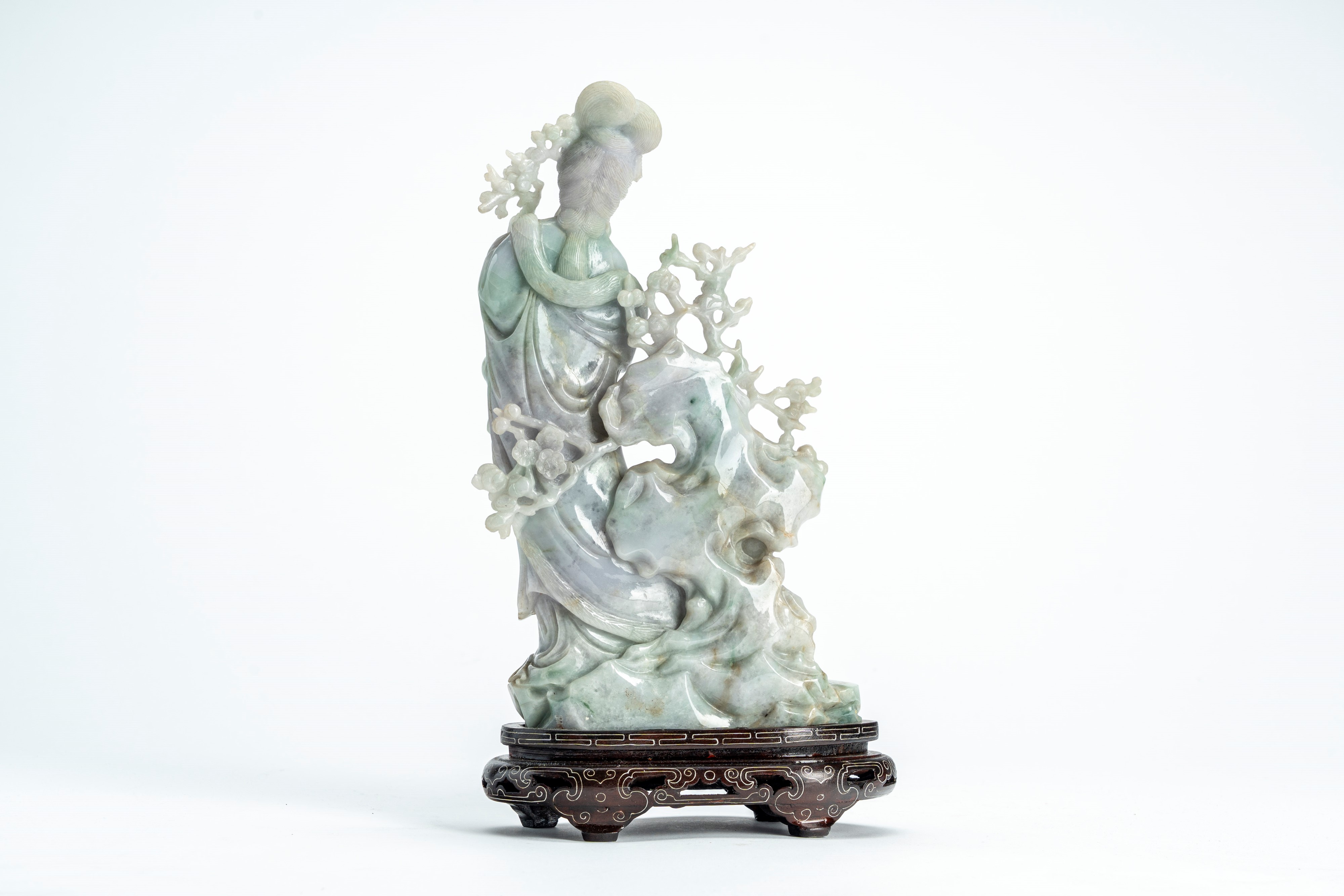 Scultura in giadeite, Dama con lunghe vesti appoggiata a un tronco fiorito, Cina, secolo XX
