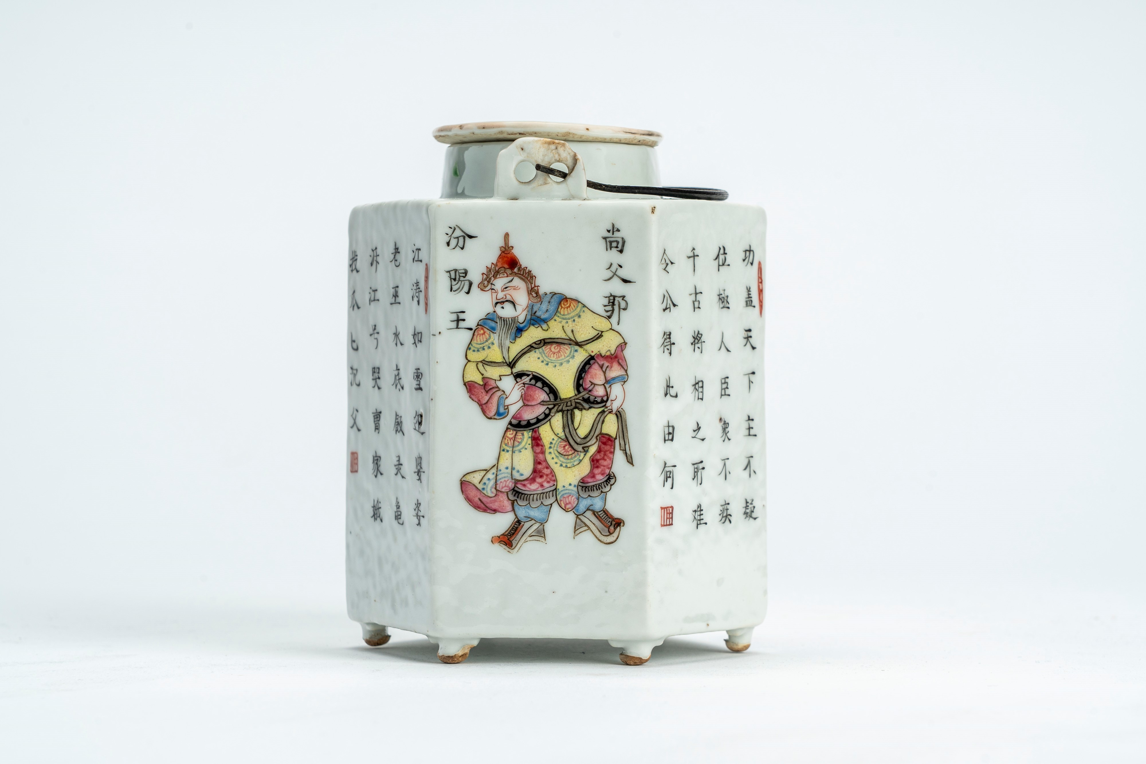 Teiera in porcellana famiglia rosa di forma esagonale decorata con figure e ideogrammi. Cina, ini...