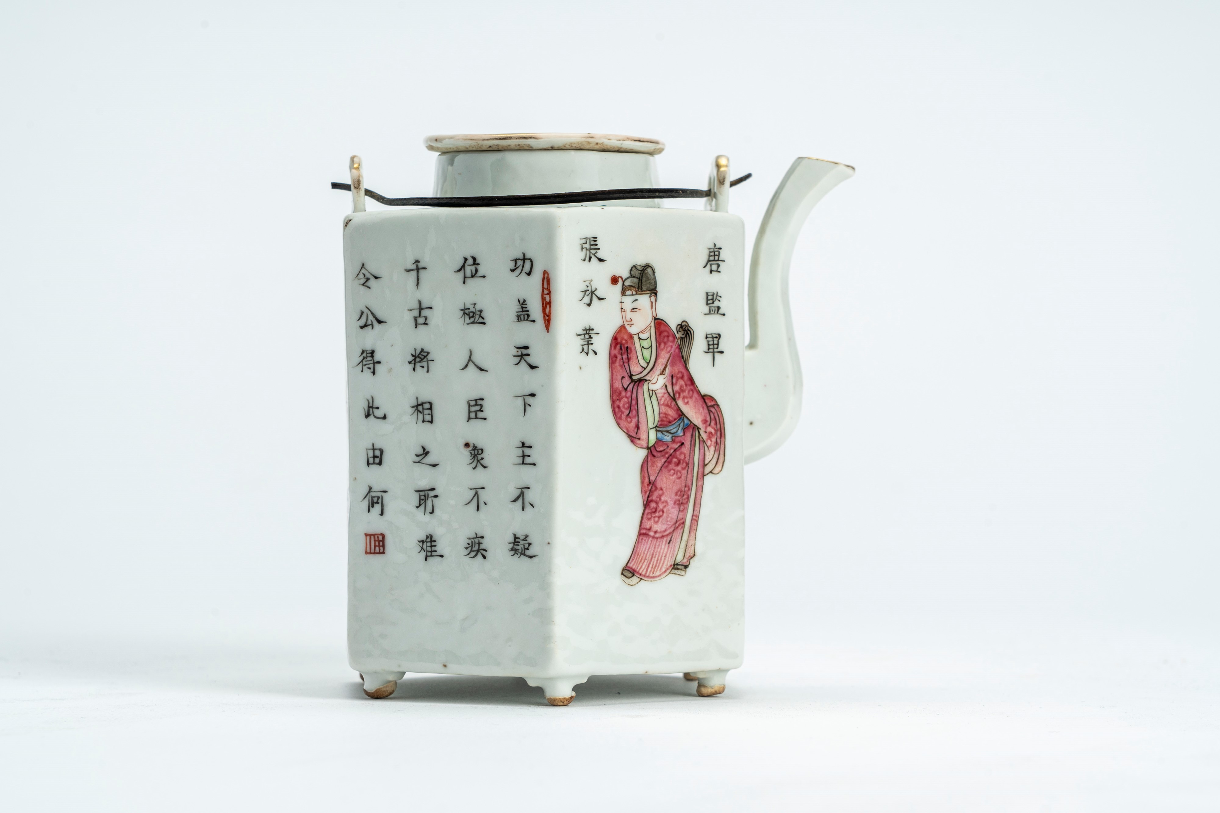 Teiera in porcellana famiglia rosa di forma esagonale decorata con figure e ideogrammi. Cina, ini...