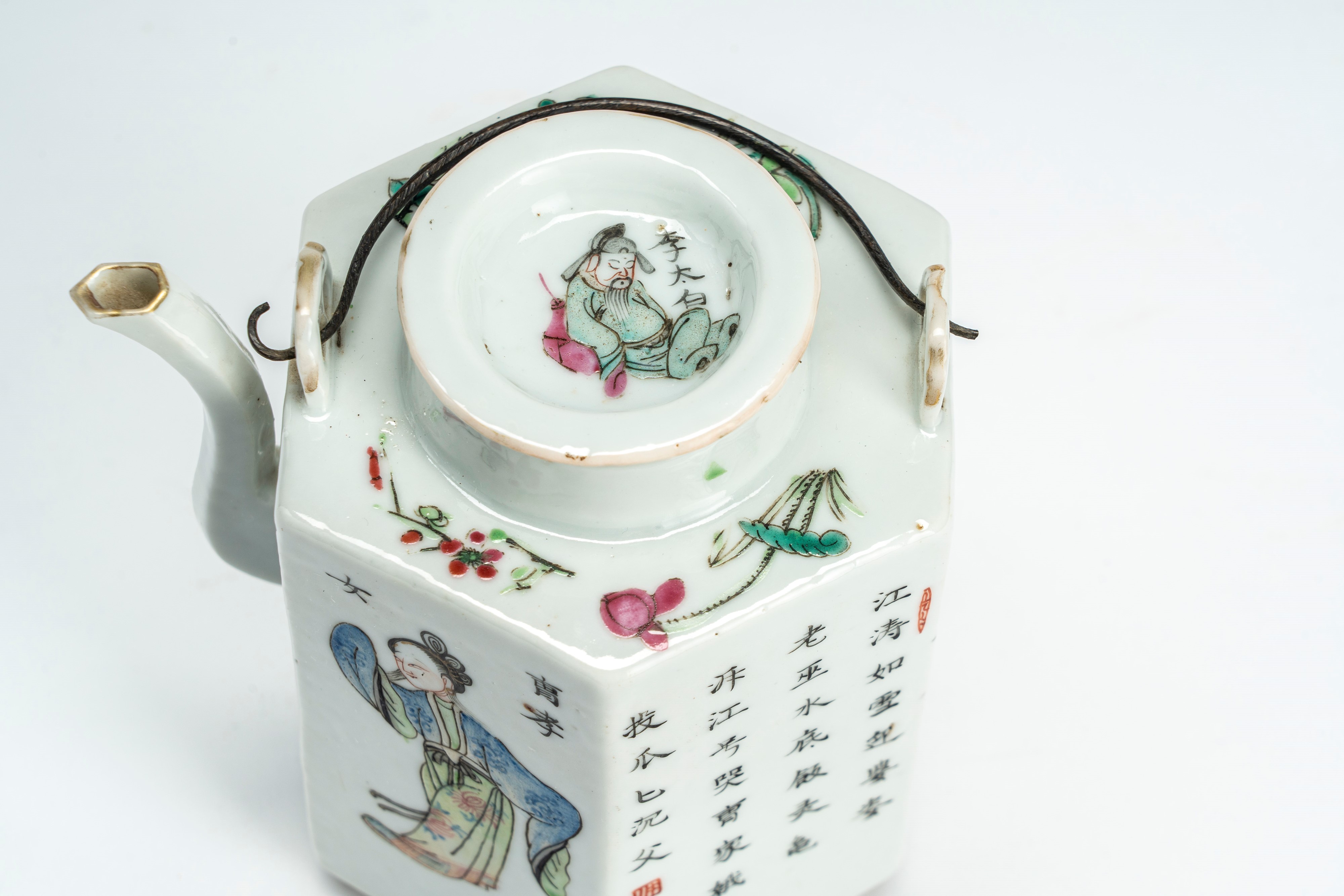 Teiera in porcellana famiglia rosa di forma esagonale decorata con figure e ideogrammi. Cina, ini...