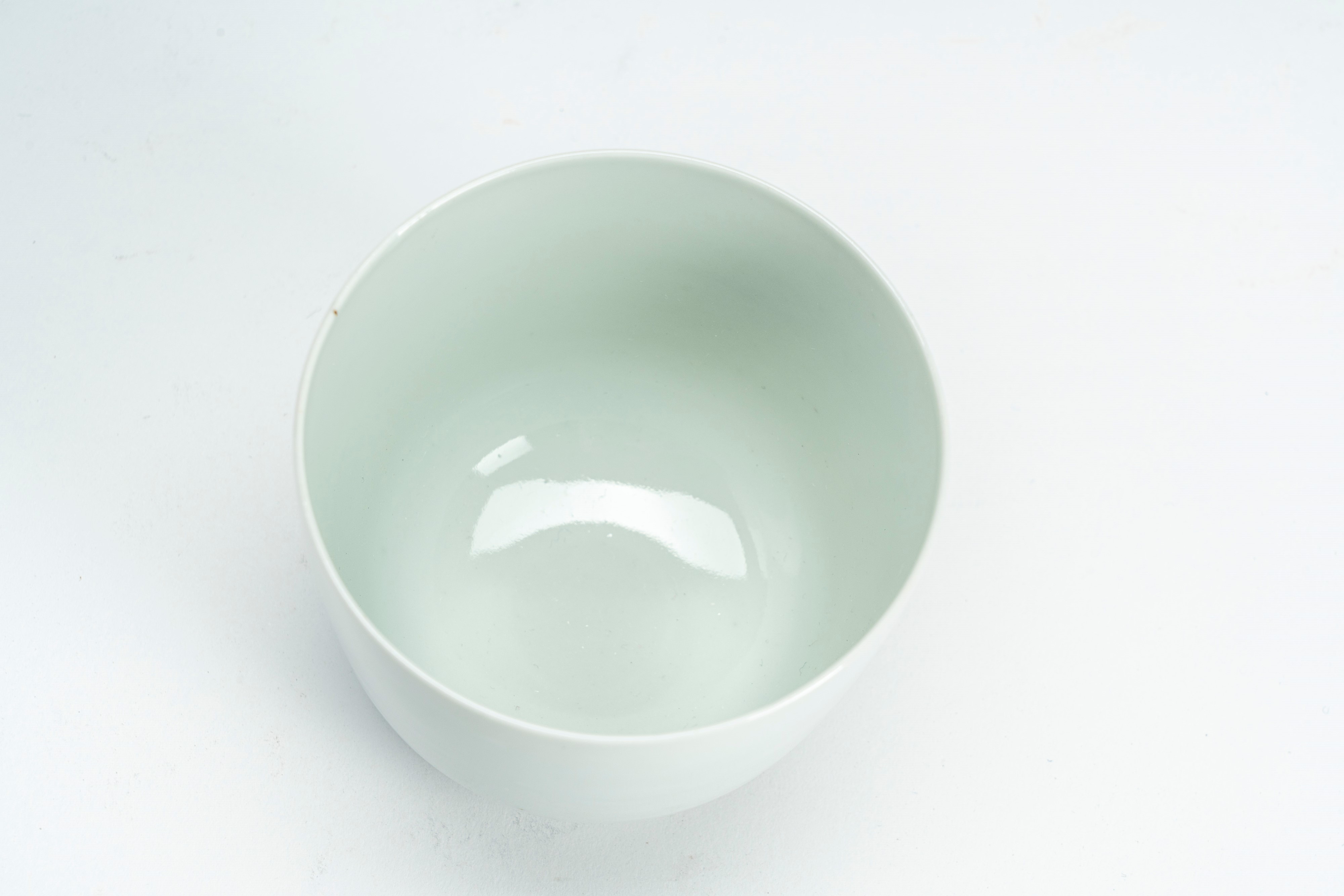 Tazzina in porcellana bianca, recante marchio apocrifo Qianlong. Cina, inizi secolo XX