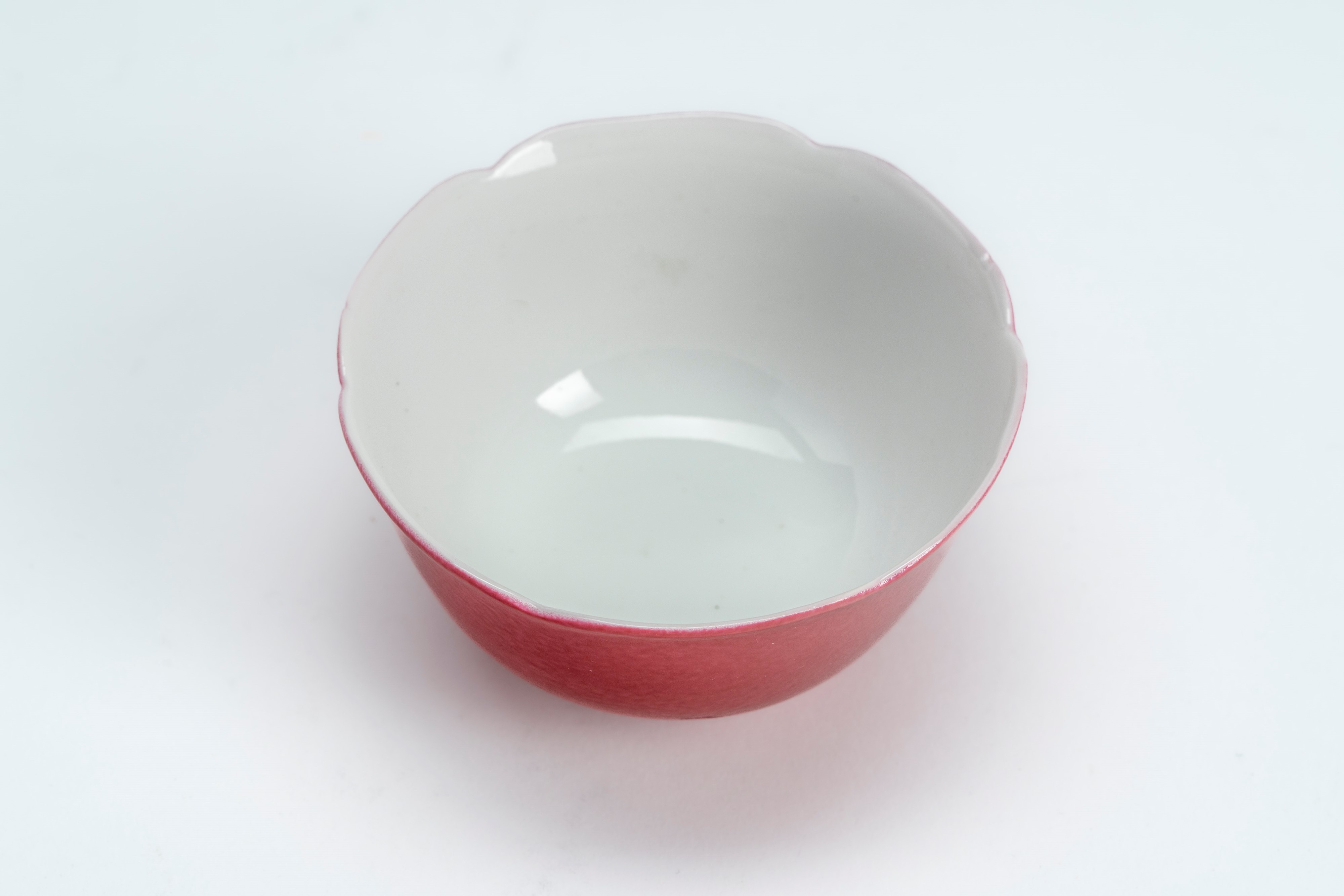 Tazzina monocroma color cipria a profilo sagomato. Cina, periodo della Repubblica (1912-1949)