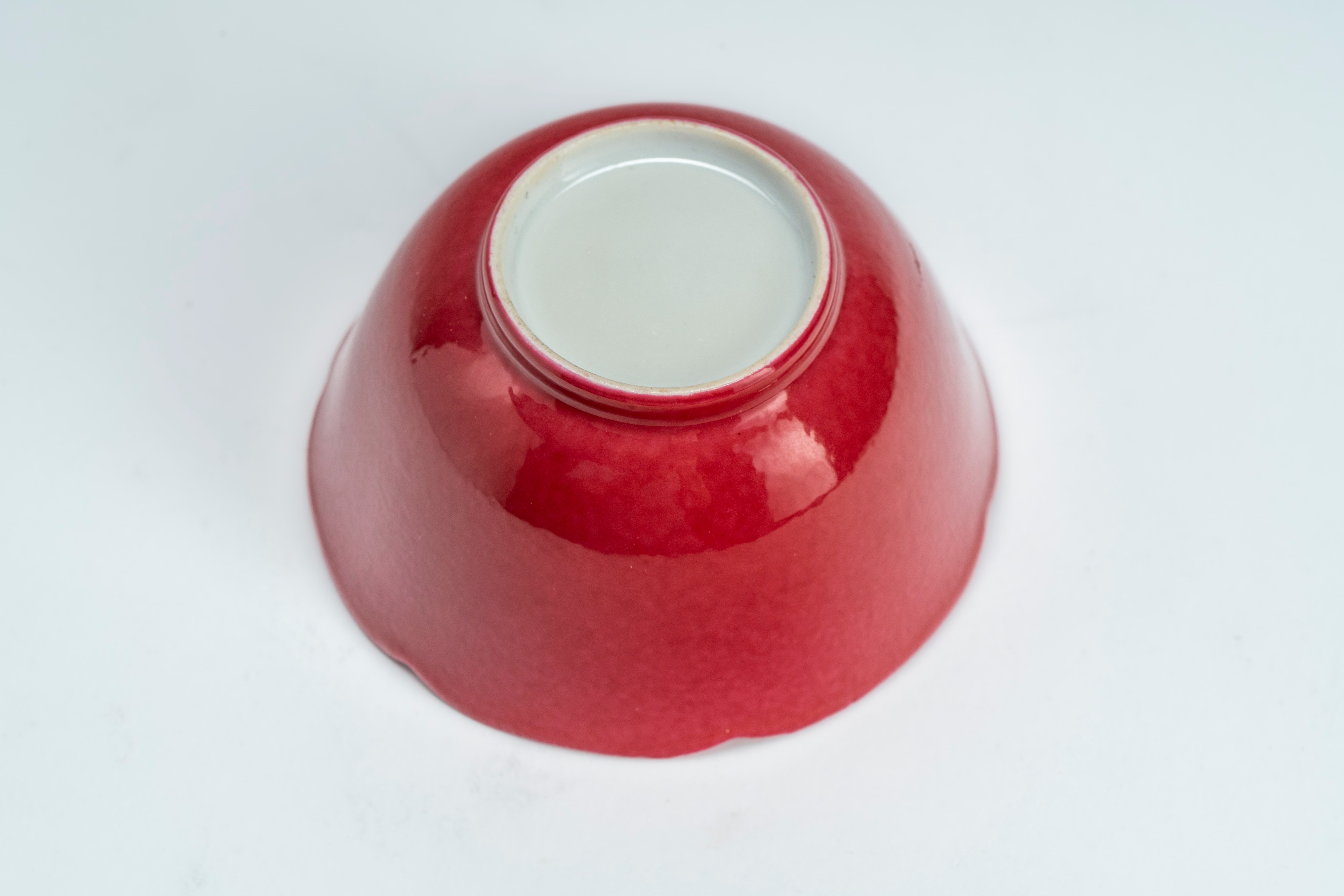 Tazzina monocroma color cipria a profilo sagomato. Cina, periodo della Repubblica (1912-1949)