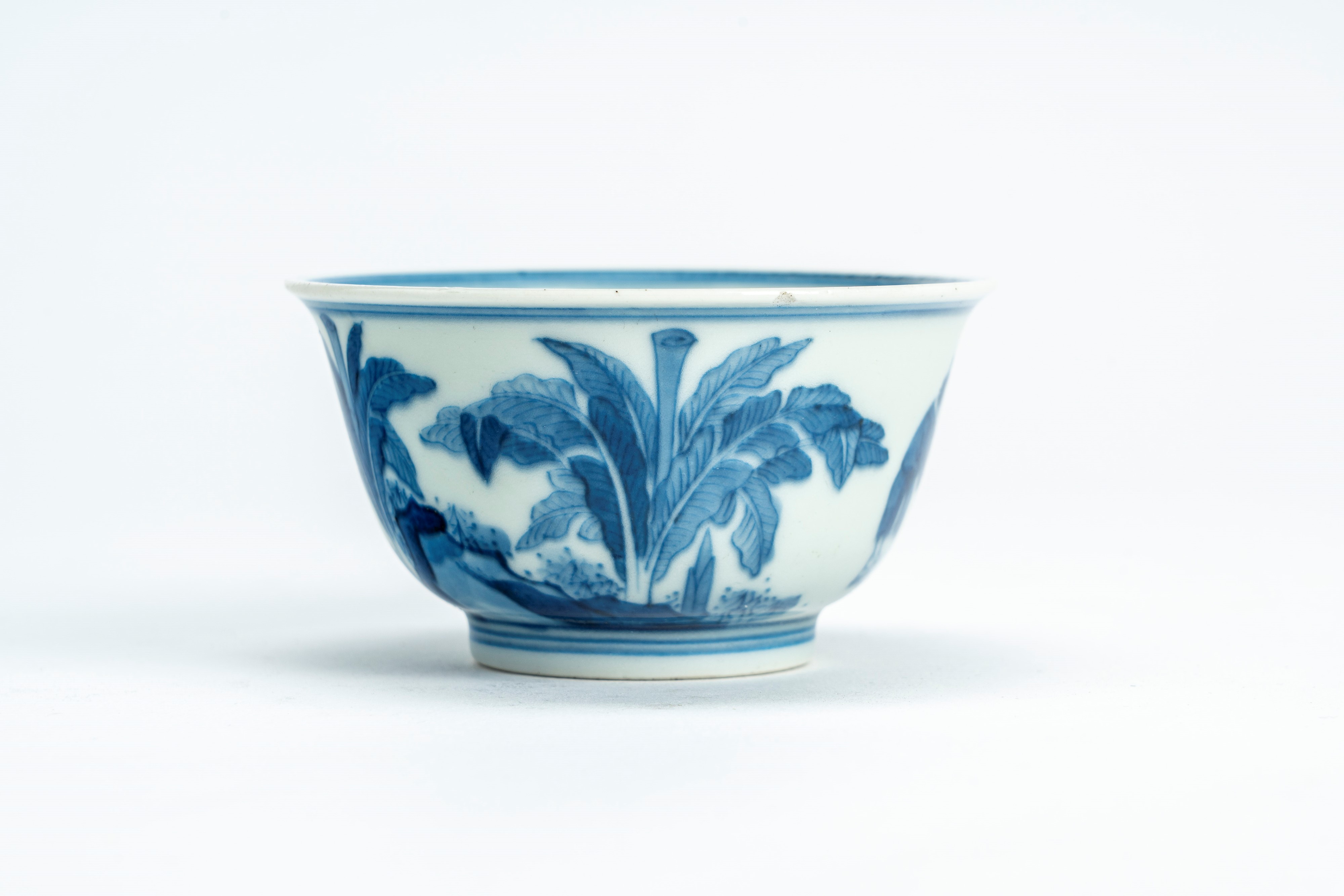 Ciotolina in porcellana bianca e blu decorata con figure, Cina, periodo della Repubblica (1912-19...