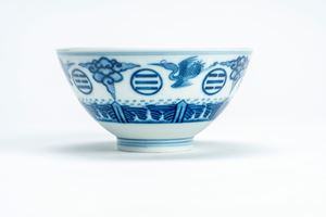 BLUE AND WHITE PORCELAIN BOWL DECORATED WITH PHOENIXES AND STYLIZED CLOUDS, BEARING APOCRYPHAL GUANGXU MARK, CHINA, 20TH CENTURY