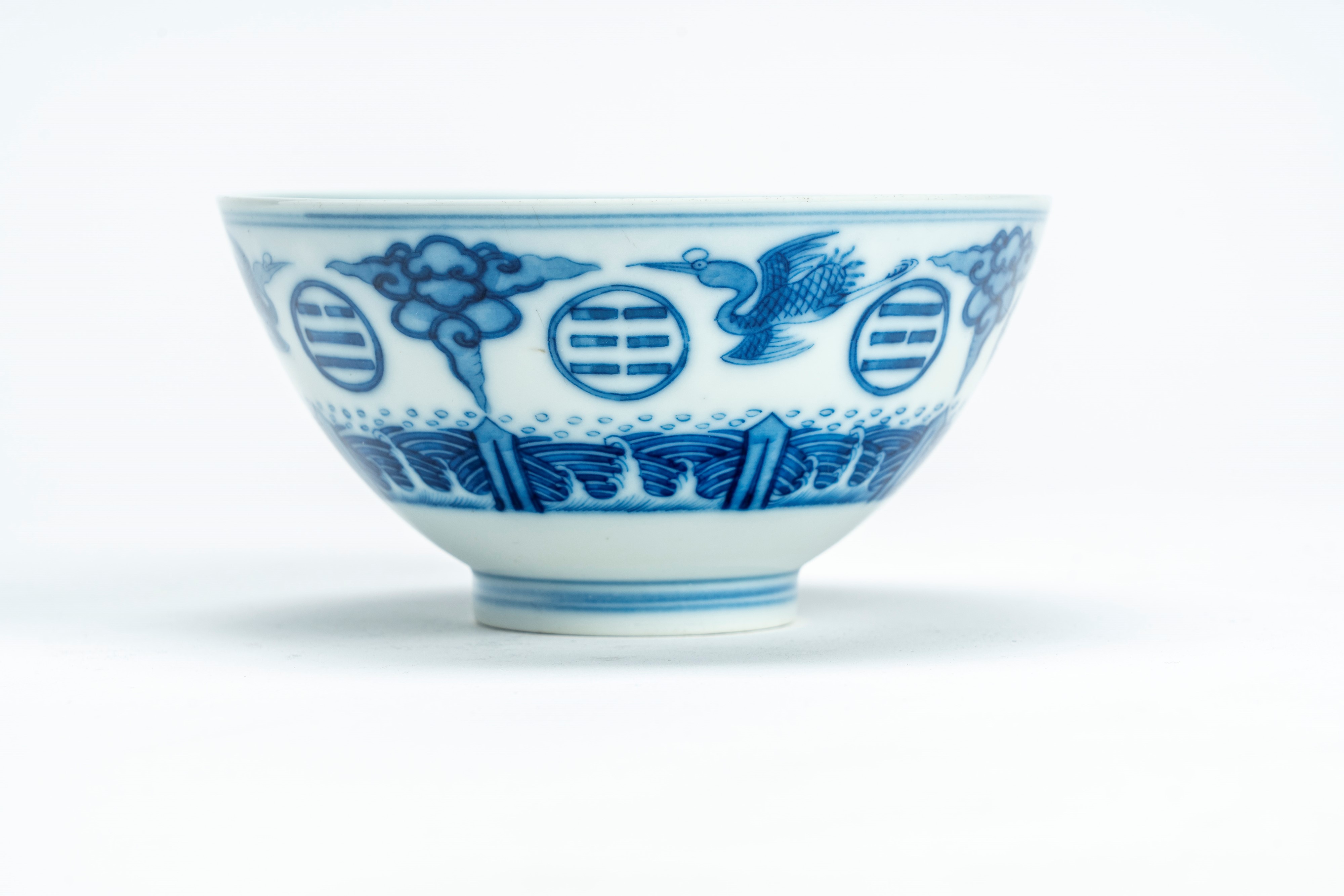 Ciotola in porcellana bianca e blu decorata a motivo di fenici e nuvole stilizzate, recante march...