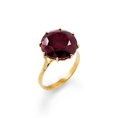 Anello in oro giallo 18k con granato taglio rotondo