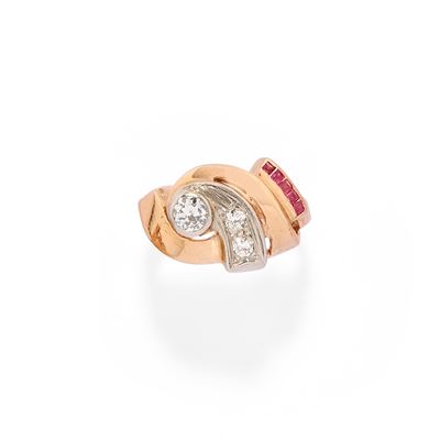 Anello con rubini taglio carrè e diamanti taglio vecchio in oro rosso 14K