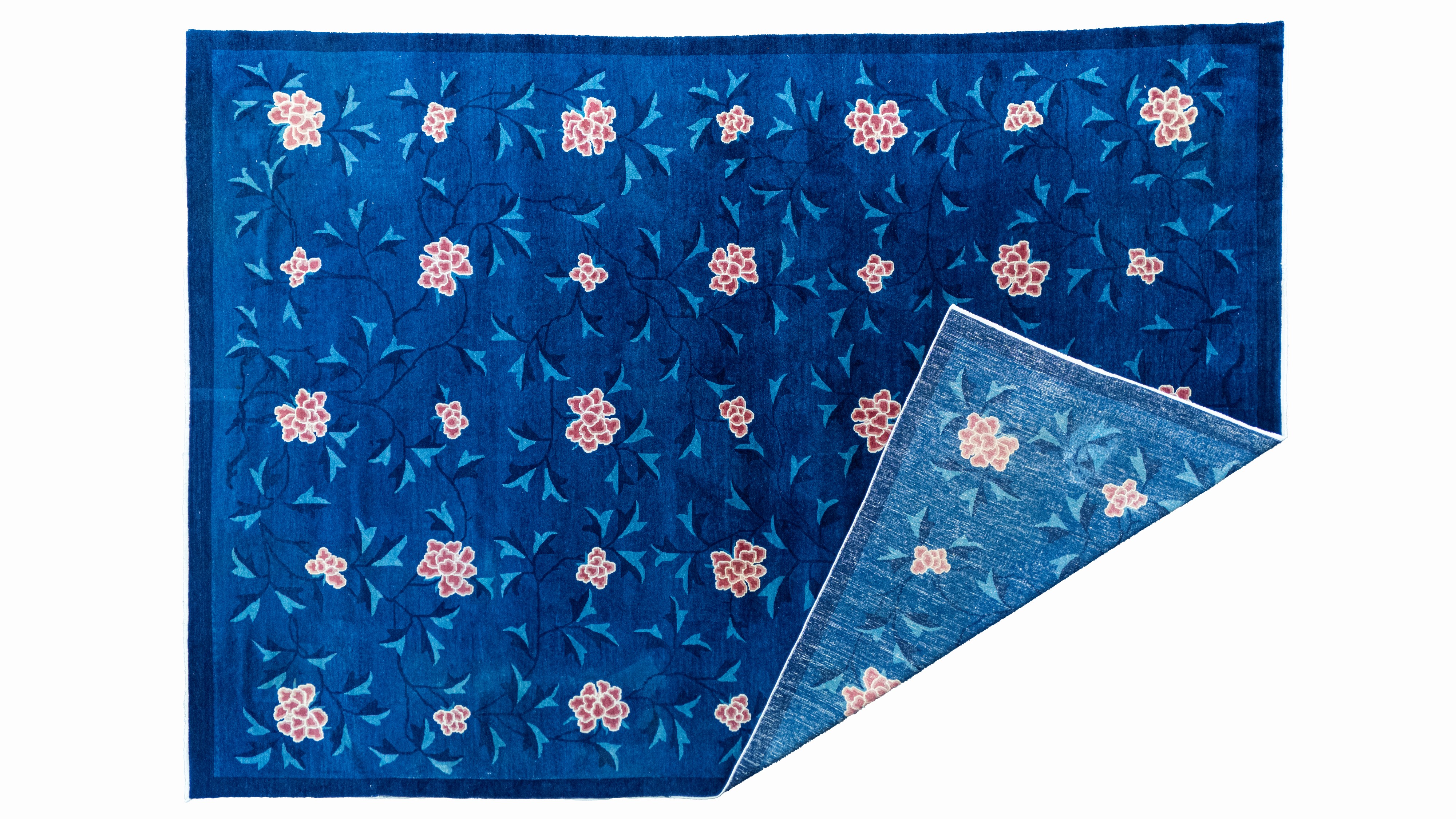Tappeto Decò a Fondo Blu Interamente Decorato con Rami di Foglie e Fiori di Loto. Cina, 1940 Circ...