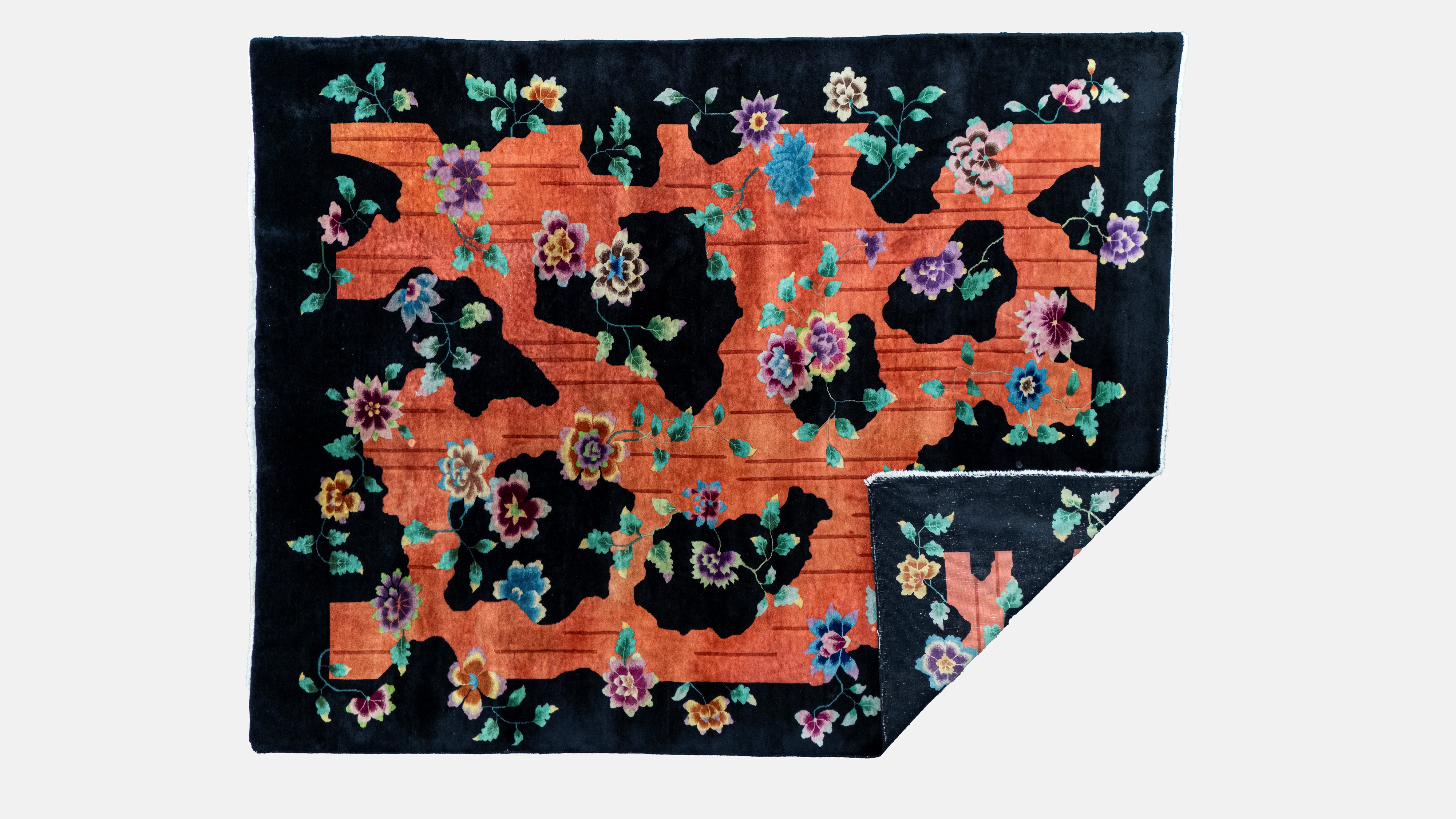 Tappeto cinese Decò, fondo nero con decorazioni floreali policrome, circa 1940