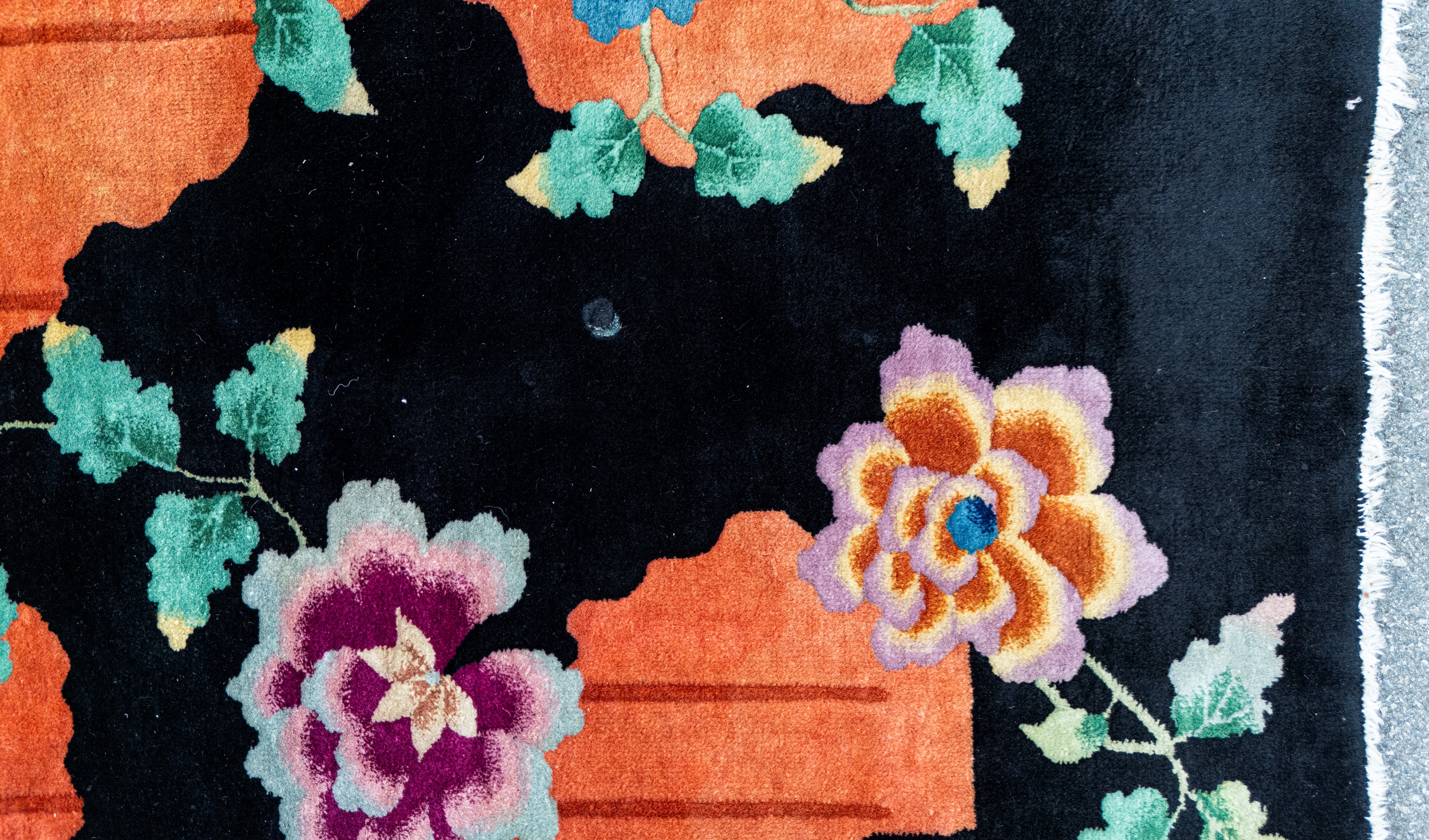 Tappeto cinese Decò, fondo nero con decorazioni floreali policrome, circa 1940