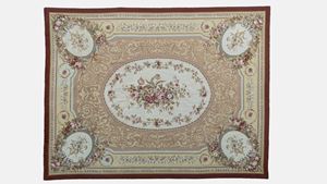 Tappeto "Aubusson" a fondo beige con medaglione centrale e quattro angolari decorati a bouquet di fiori. Secolo XX