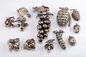 Gruppo di dodici frutti decorativi 