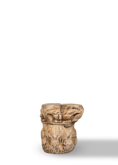 Capitello antico in marmo, dimensioni cm 33,5 x 32,5 x 28,5