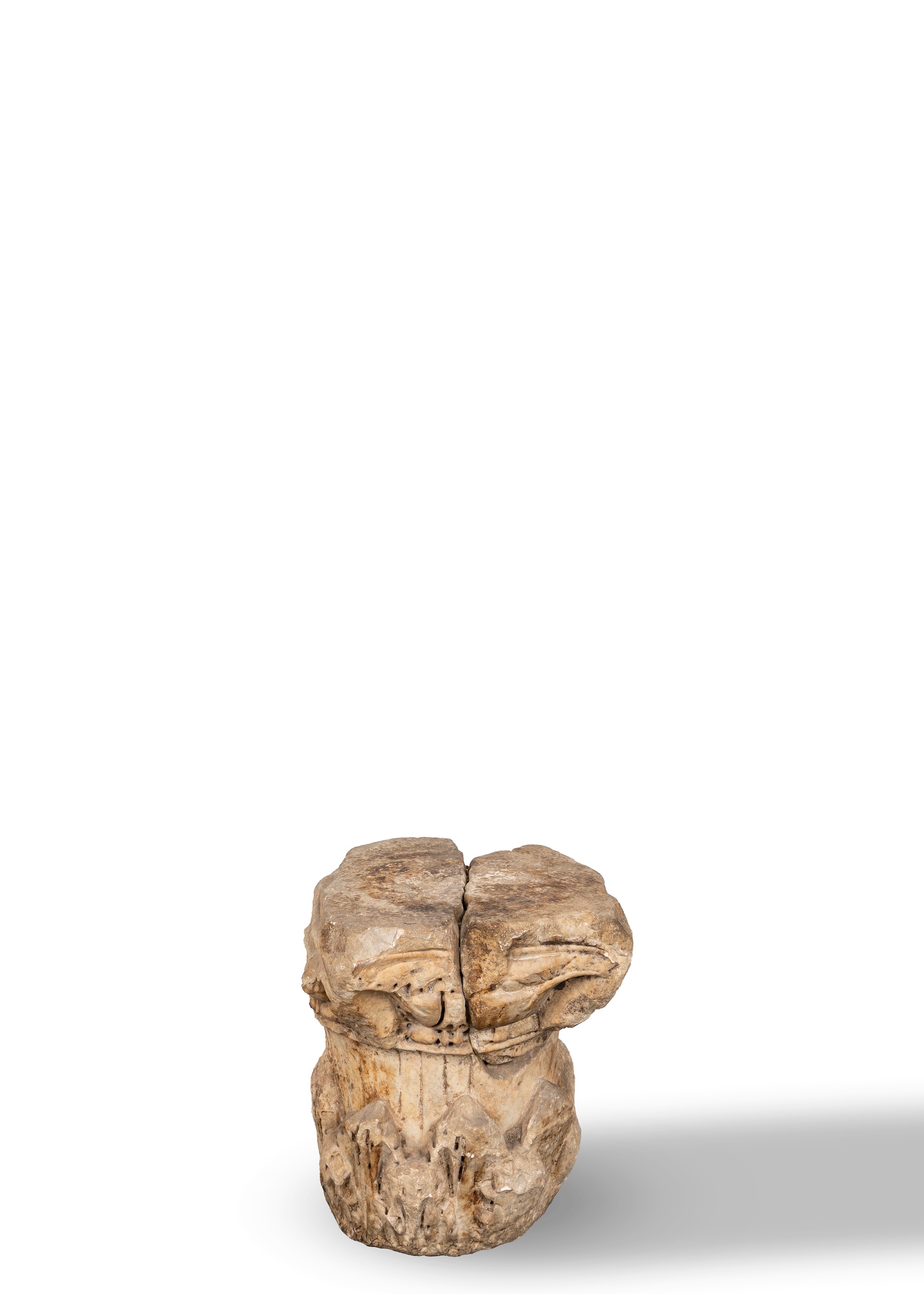 Capitello antico in marmo, dimensioni cm 33,5 x 32,5 x 28,5