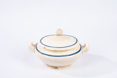 Del Vecchio, Zuppiera in maiolica con decorazione a pigna, Napoli, XIX secolo