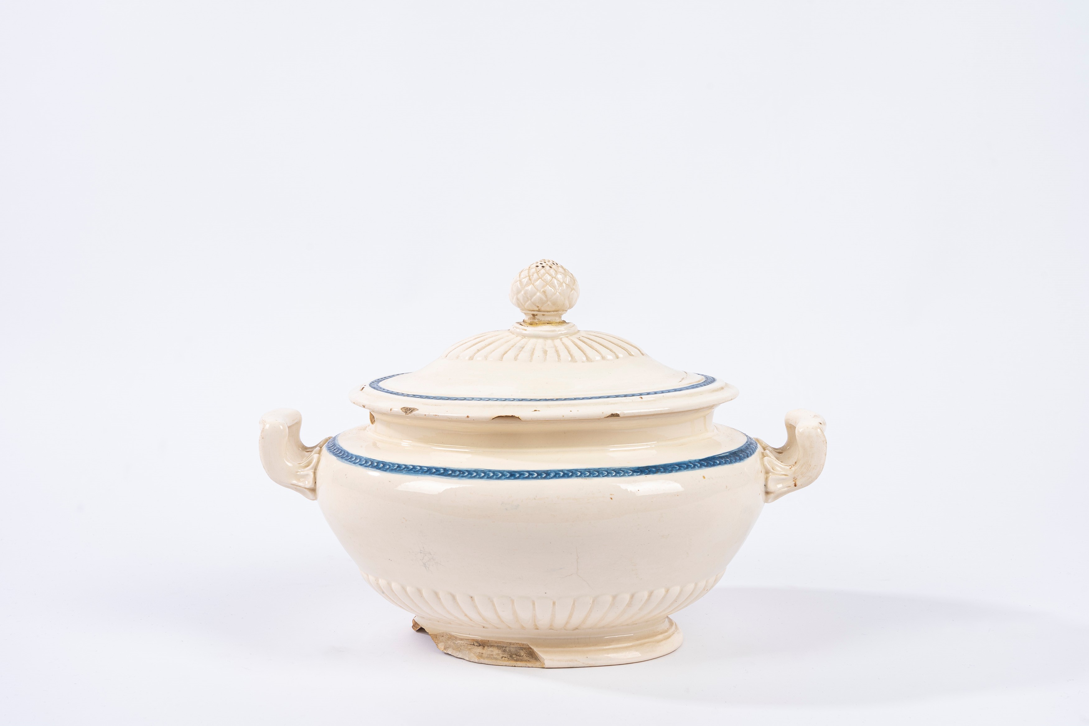 Del Vecchio, Zuppiera in maiolica con decorazione a pigna, Napoli, XIX secolo