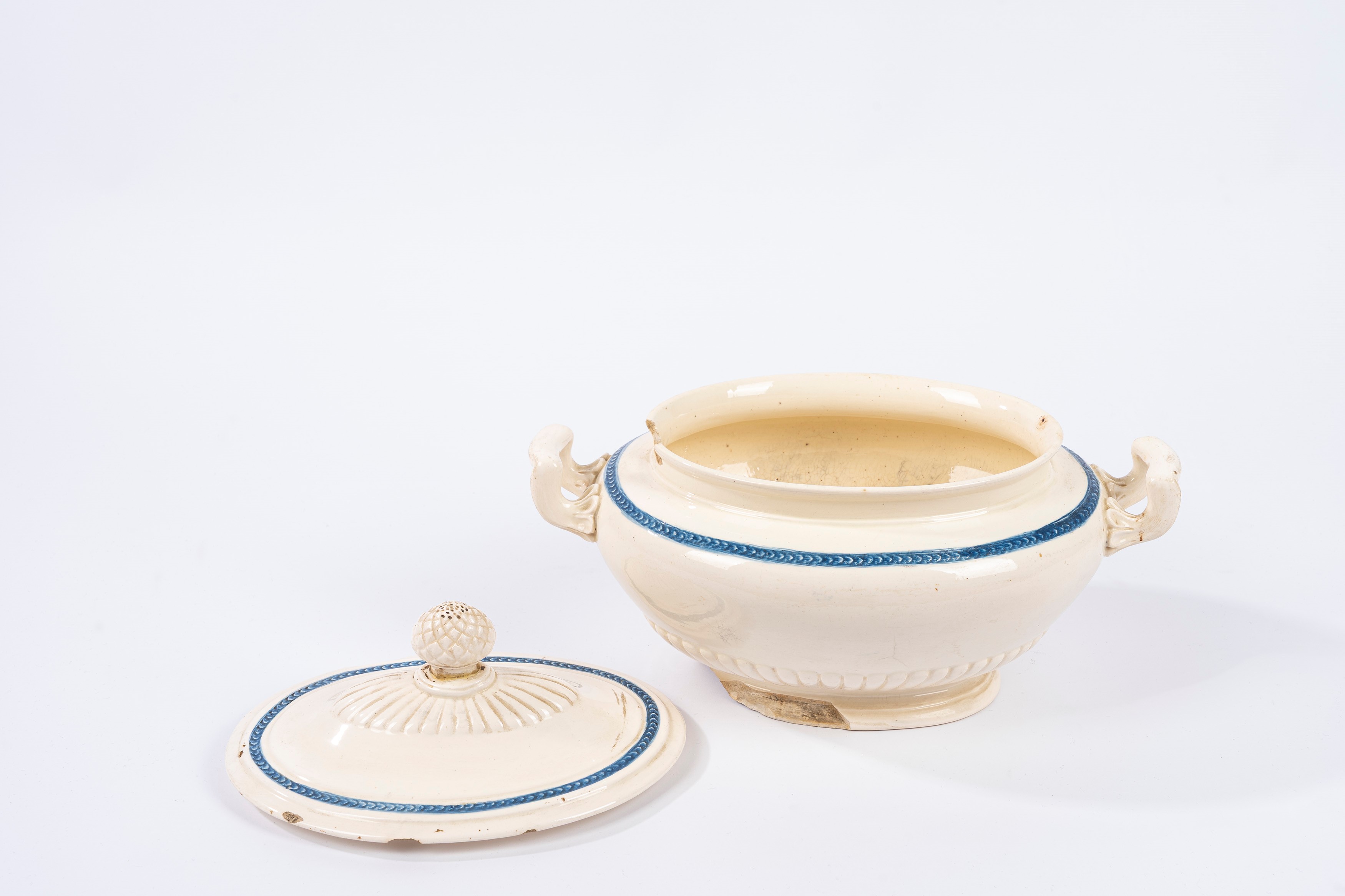 Del Vecchio, Zuppiera in maiolica con decorazione a pigna, Napoli, XIX secolo