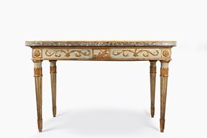 Console Luigi XVI in legno laccato e dorato con gambe scanalate e rastremate, fascia a rosette, volute e figura classica dorati e a rilievo. Piano in marmo grigio Bardiglio di Carrara con ciglio in marmo giallo Siena. Toscana, XVIII secolo