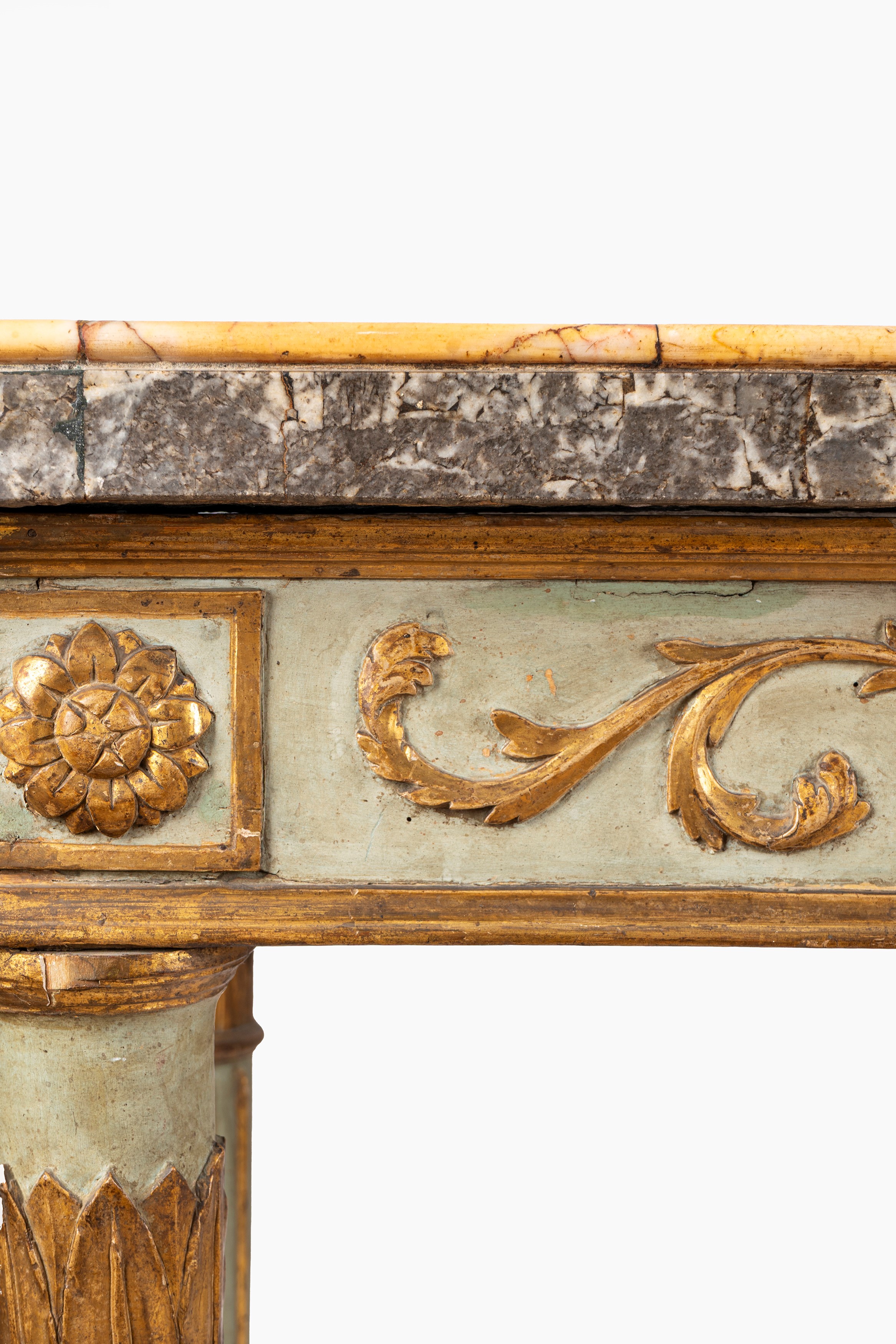 Console Luigi XVI in legno laccato e dorato con gambe scanalate e rastremate, fascia a rosette, v...