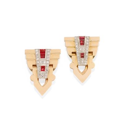Coppia di spille a clip, oro giallo 14k e platino, decorazione con rubini e diamanti