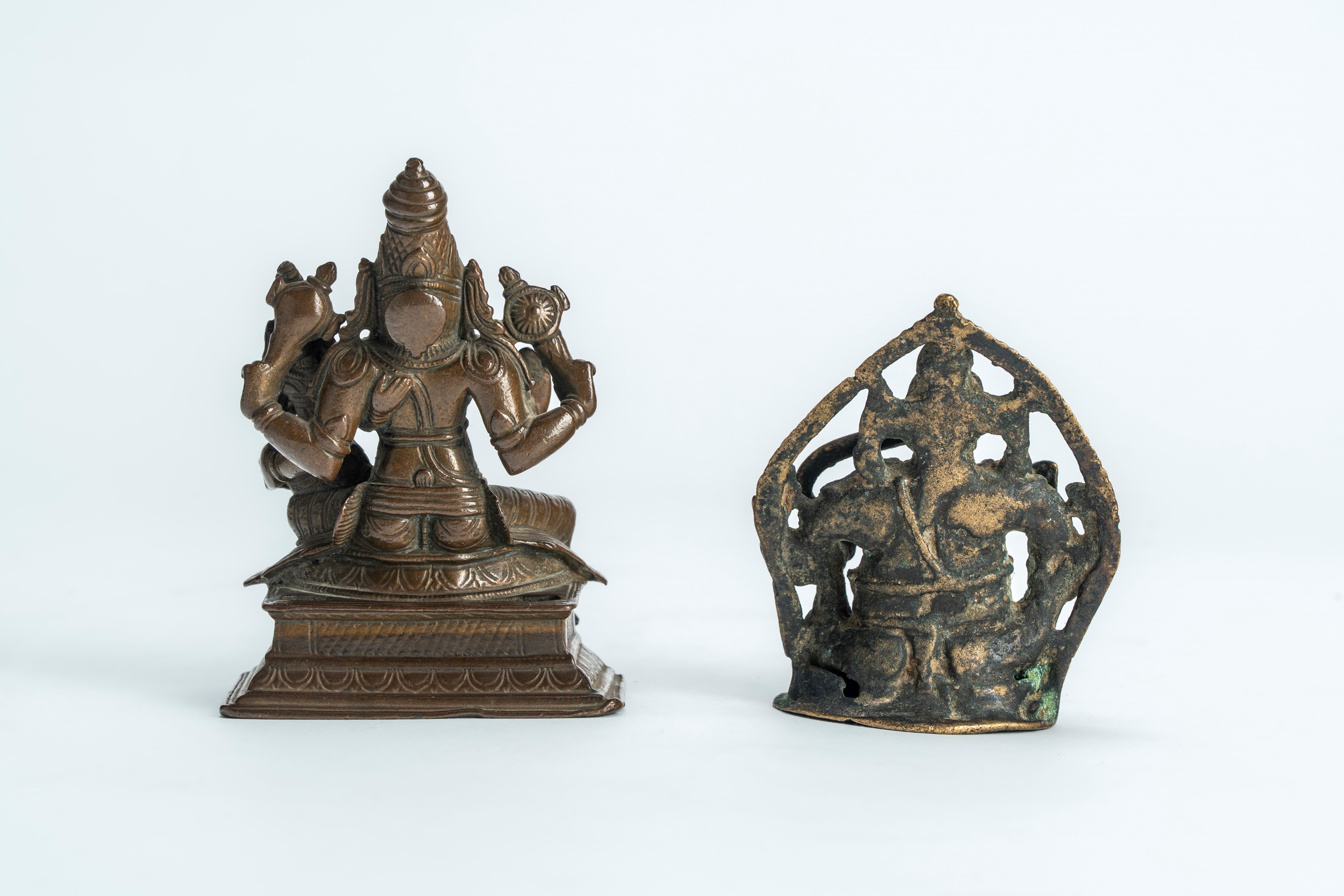 Due piccole sculture in ottone/bronzo una raffigurante Ganesha e l'altra raffigurante Narasimha m...