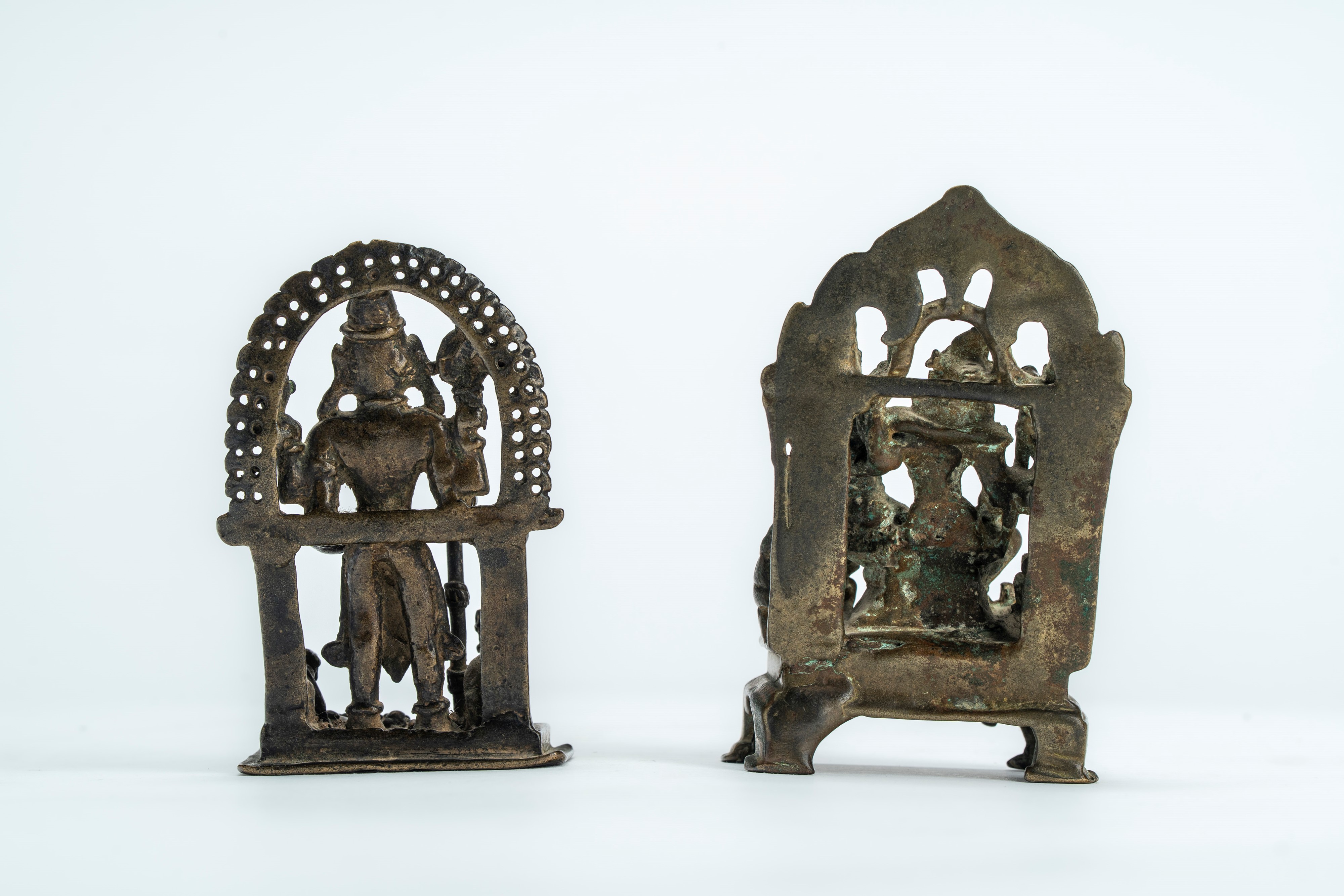 Due piccole sculture in ottone una raffigurante Shiva e Parvhati seduti su una base con piedini m...