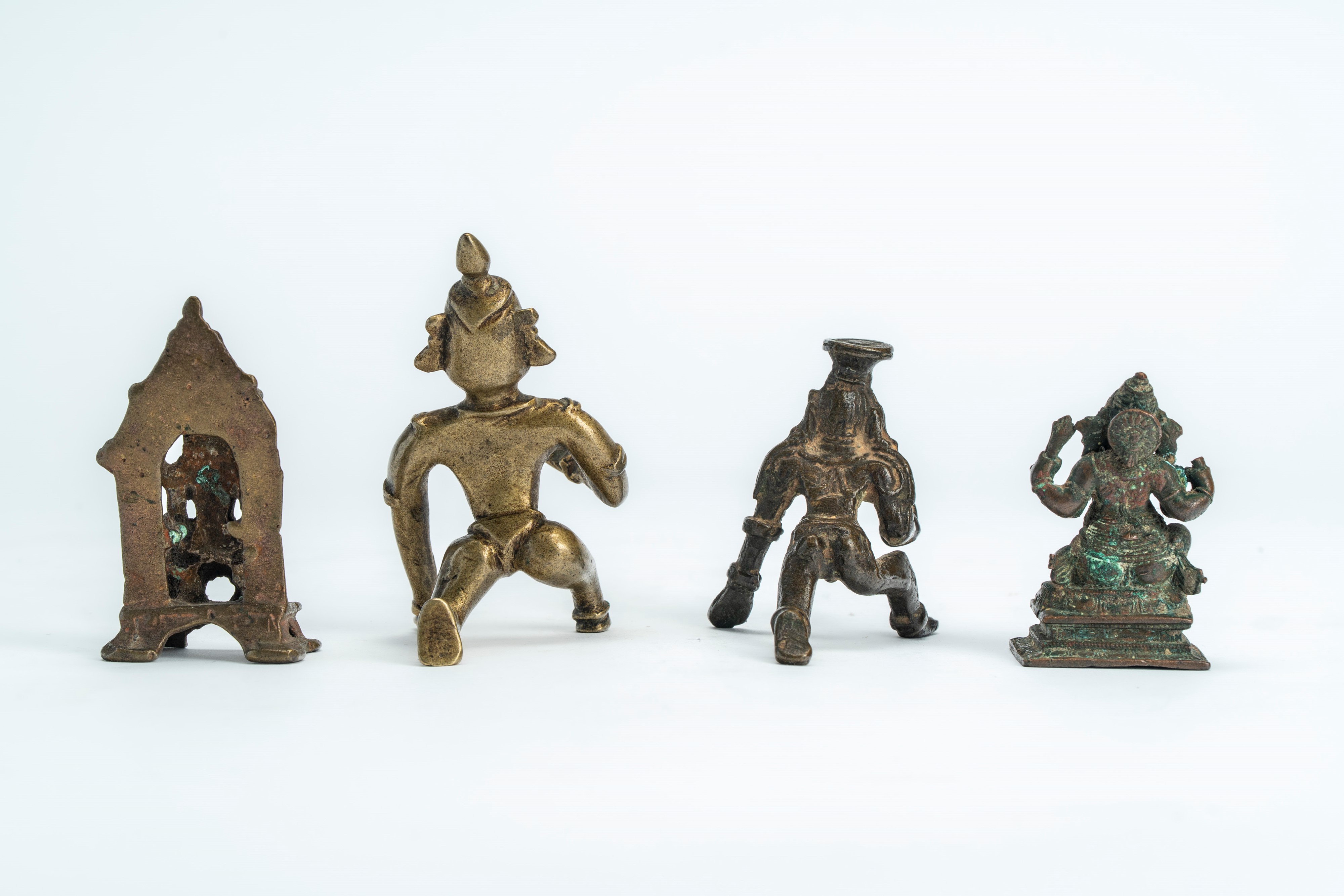 Lotto di quattro piccole sculture in ottone/bronzo due raffiguranti Krishna bambino nell'atto di ...