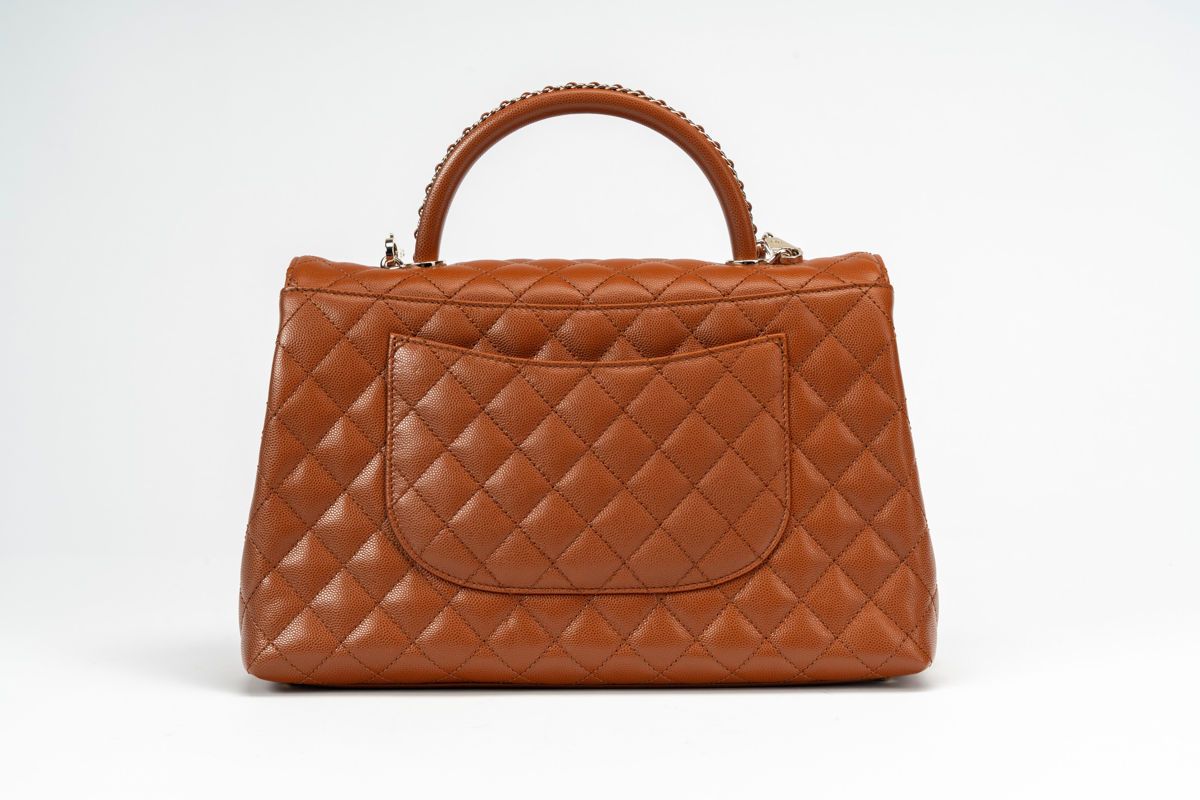 Chanel - Borsa Coco Handle, pelle caviar matelassé color nocciola, 2023