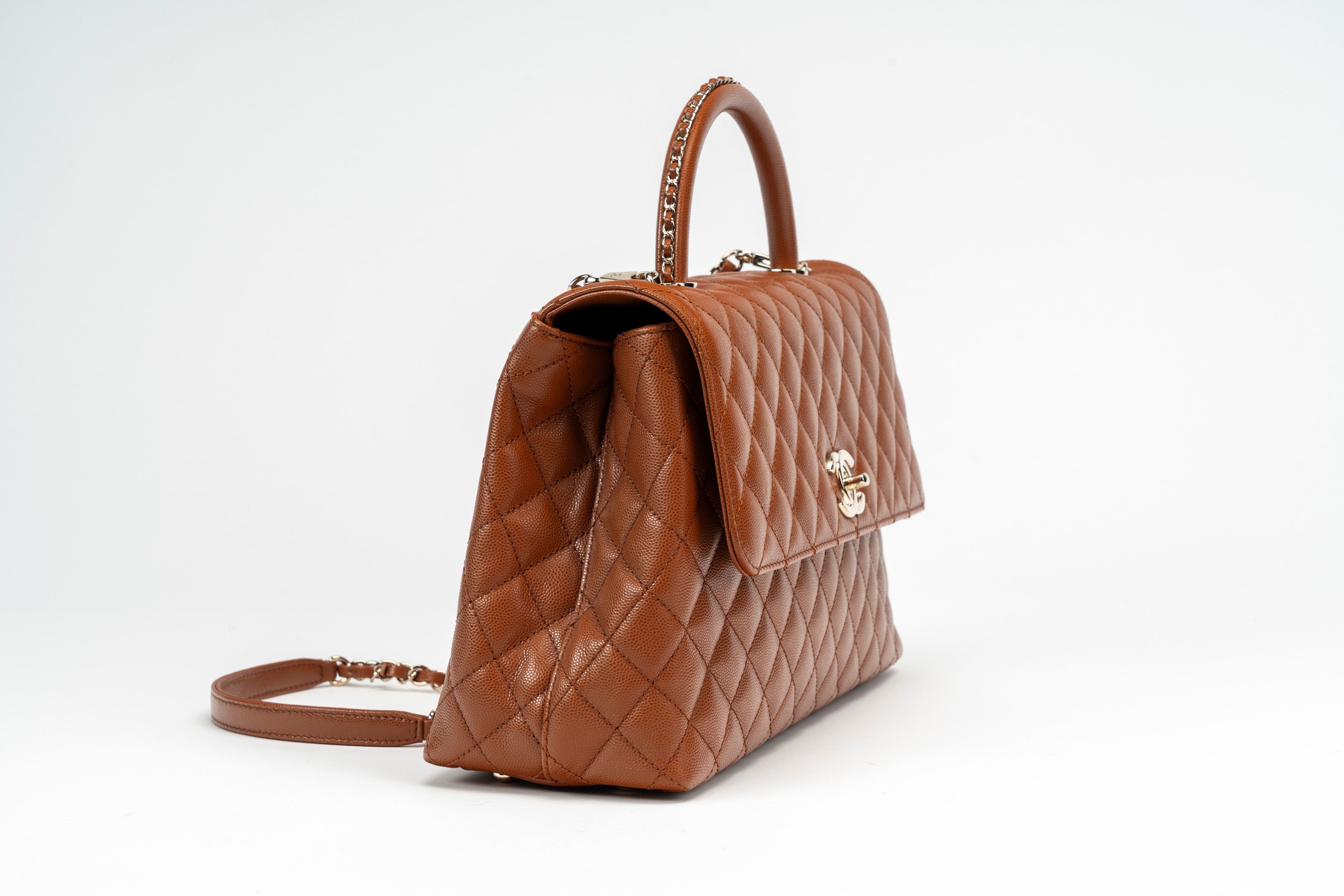 Chanel - Borsa Coco Handle, pelle caviar matelassé color nocciola, 2023