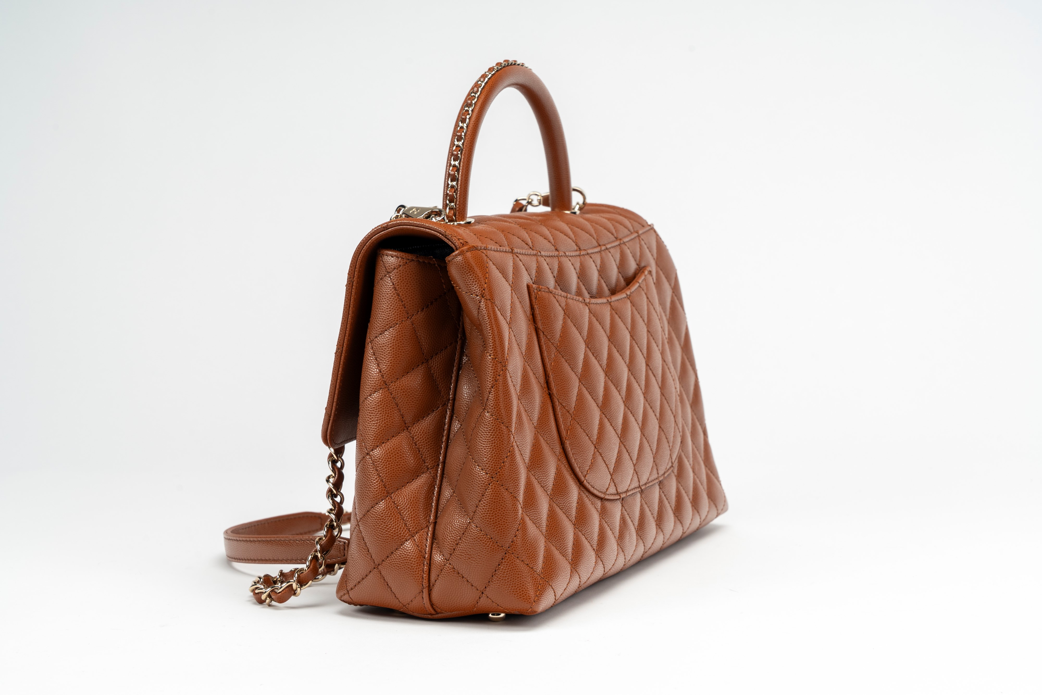 Chanel - Borsa Coco Handle, pelle caviar matelassé color nocciola, 2023
