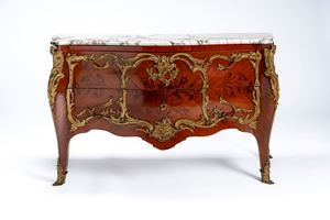 Commode di gusto francese Luigi XV di forma mossa e bombata impiallacciata e intarsiata a motivi floreali con ricche applicazioni in bronzo, fronte a due cassetti e piano in marmo bianco sagomato, inizio XX secolo.