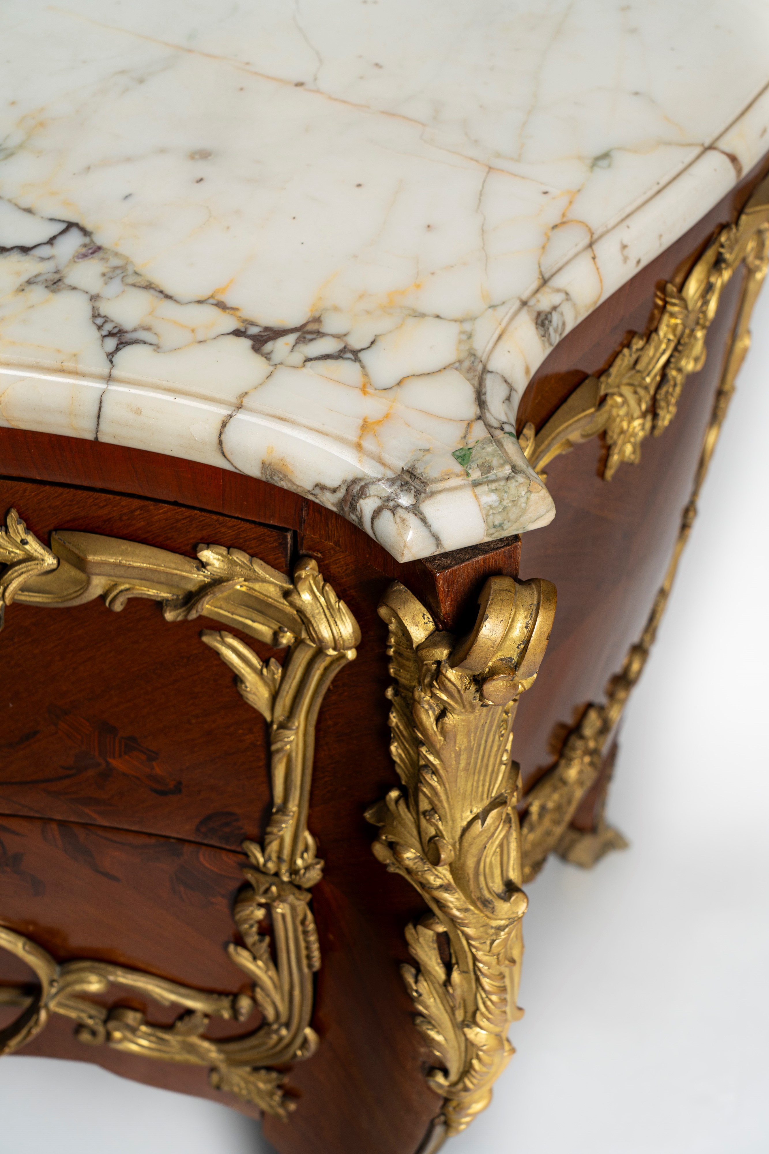 Commode di gusto francese Luigi XV di forma mossa e bombata impiallacciata e intarsiata a motivi ...