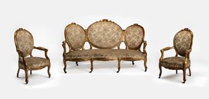 Salotto composto da divano tre posti e due poltrone in legno intagliato e dorato ricoperto in tessuto operato, secolo XIX-XX