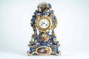 Pendola di forma mossa in porcellana policroma e dorata riccamente decorata a tralci di vite, poggiante su base con riserva ovale centrale dipinta a bouquet floreale. Quadrante circolare in smalto bianco a numeri romani. Jacob Petit, Francia, seconda metà secolo XIX