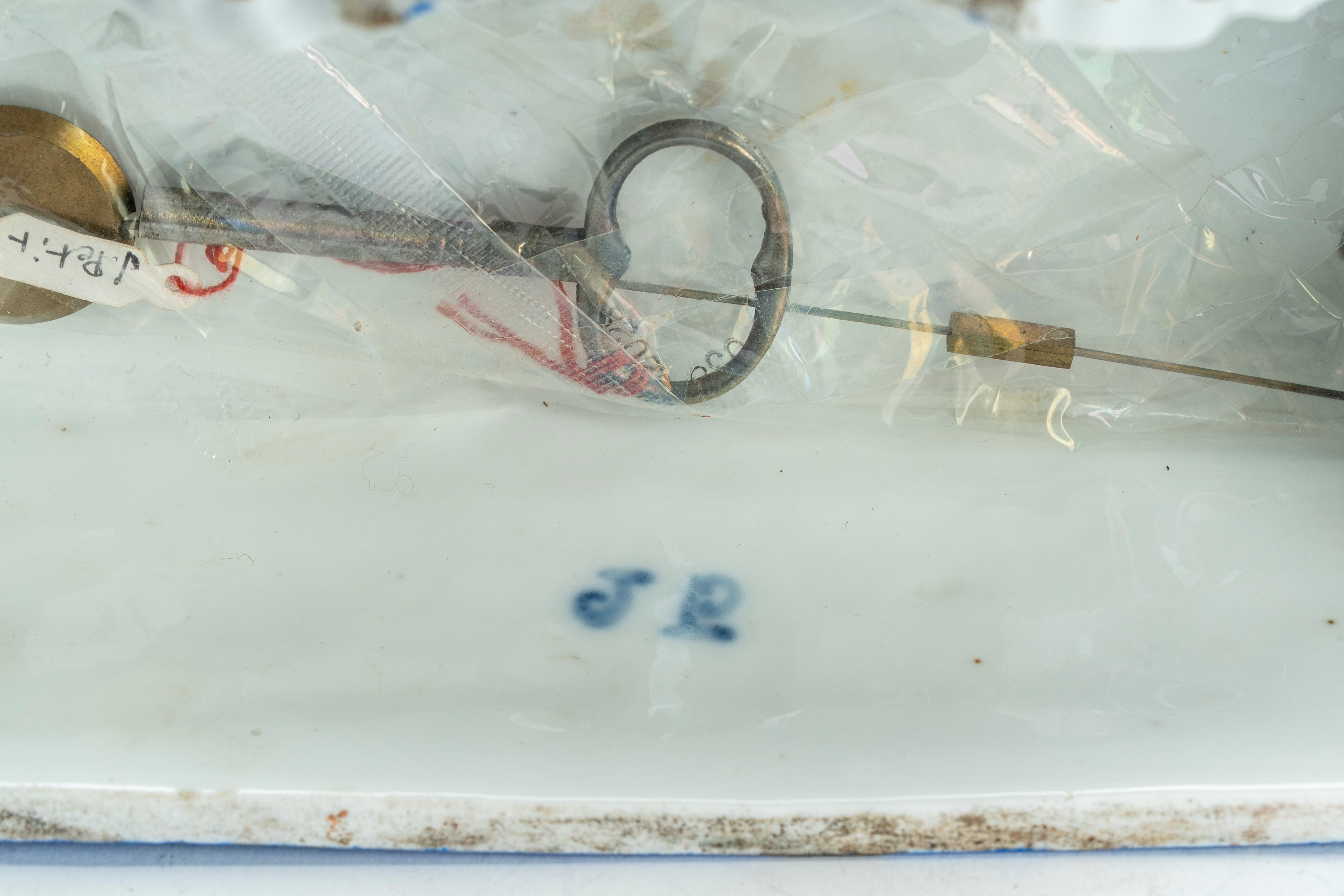 Pendola di forma mossa in porcellana policroma e dorata riccamente decorata a tralci di vite, pog...