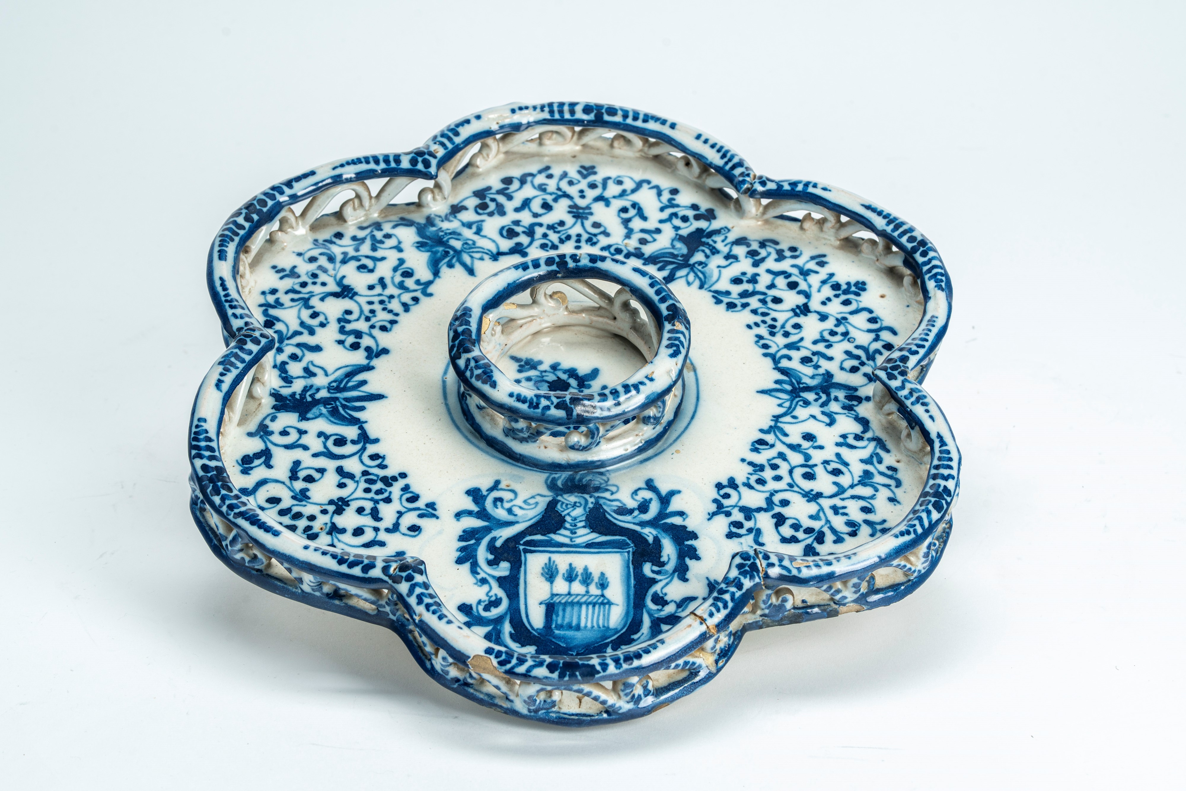 Alzata esalobata con ringhiera traforata in maiolica decorata in monocromia blu cobalto a volute ...