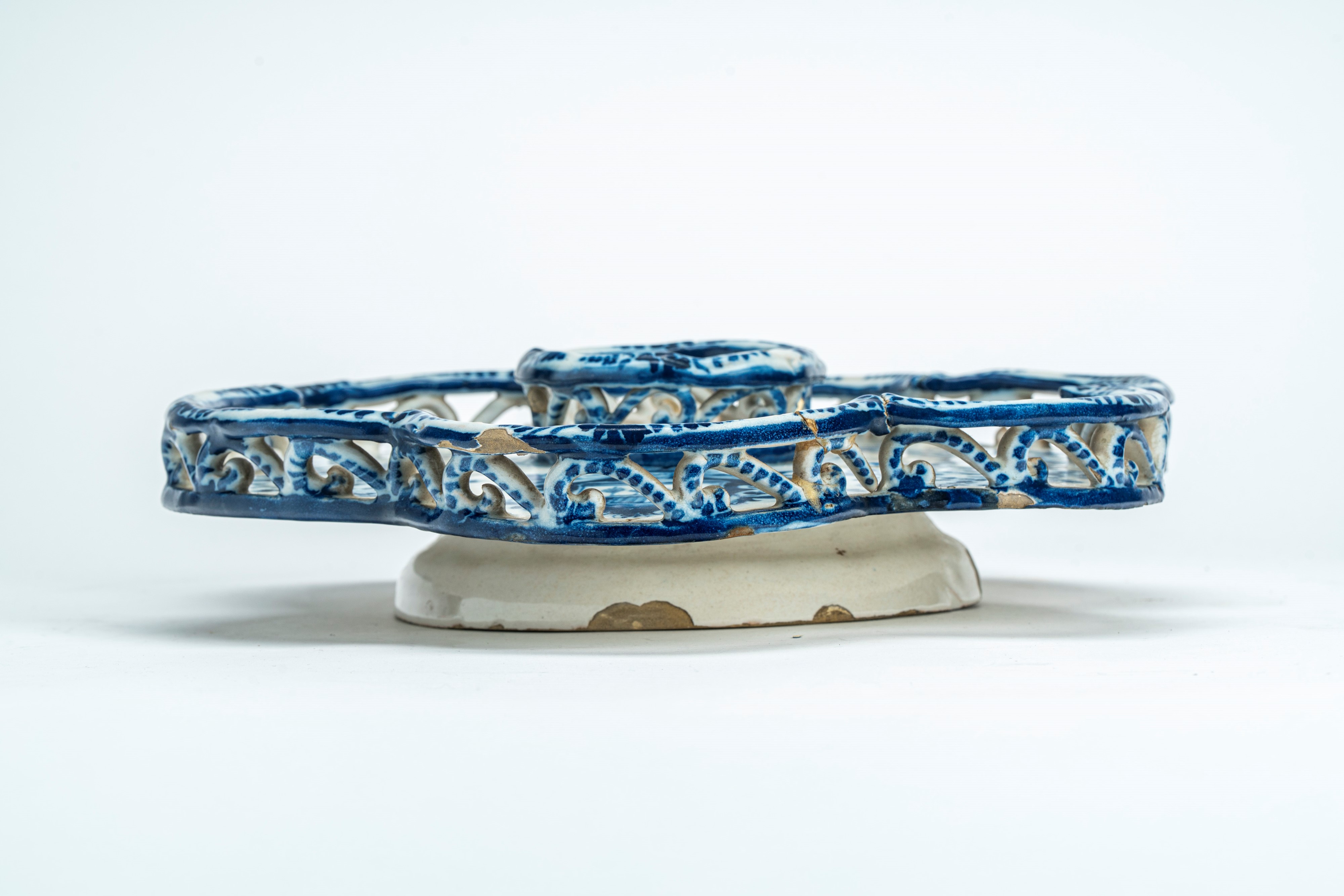 Alzata esalobata con ringhiera traforata in maiolica decorata in monocromia blu cobalto a volute ...