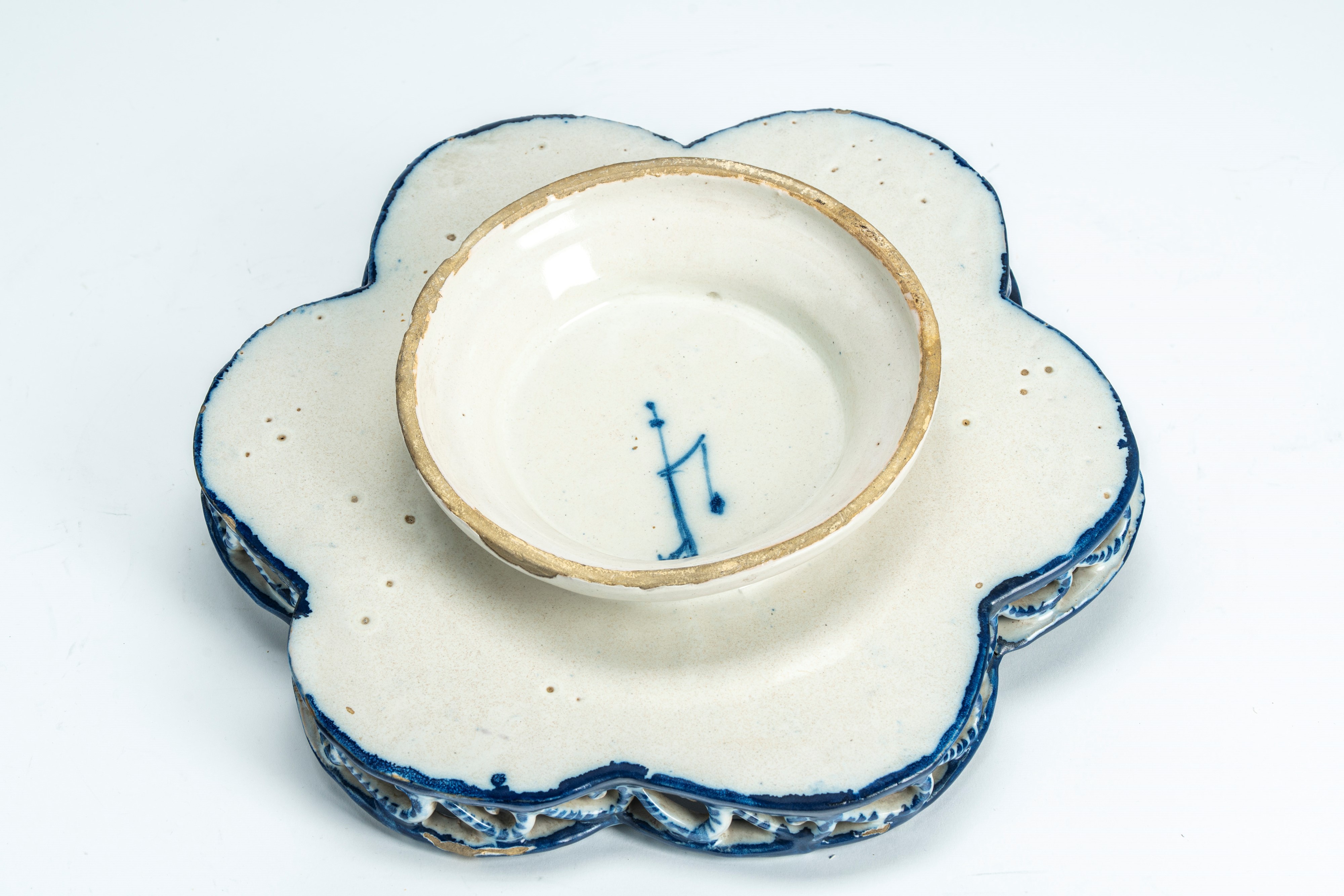 Alzata esalobata con ringhiera traforata in maiolica decorata in monocromia blu cobalto a volute ...