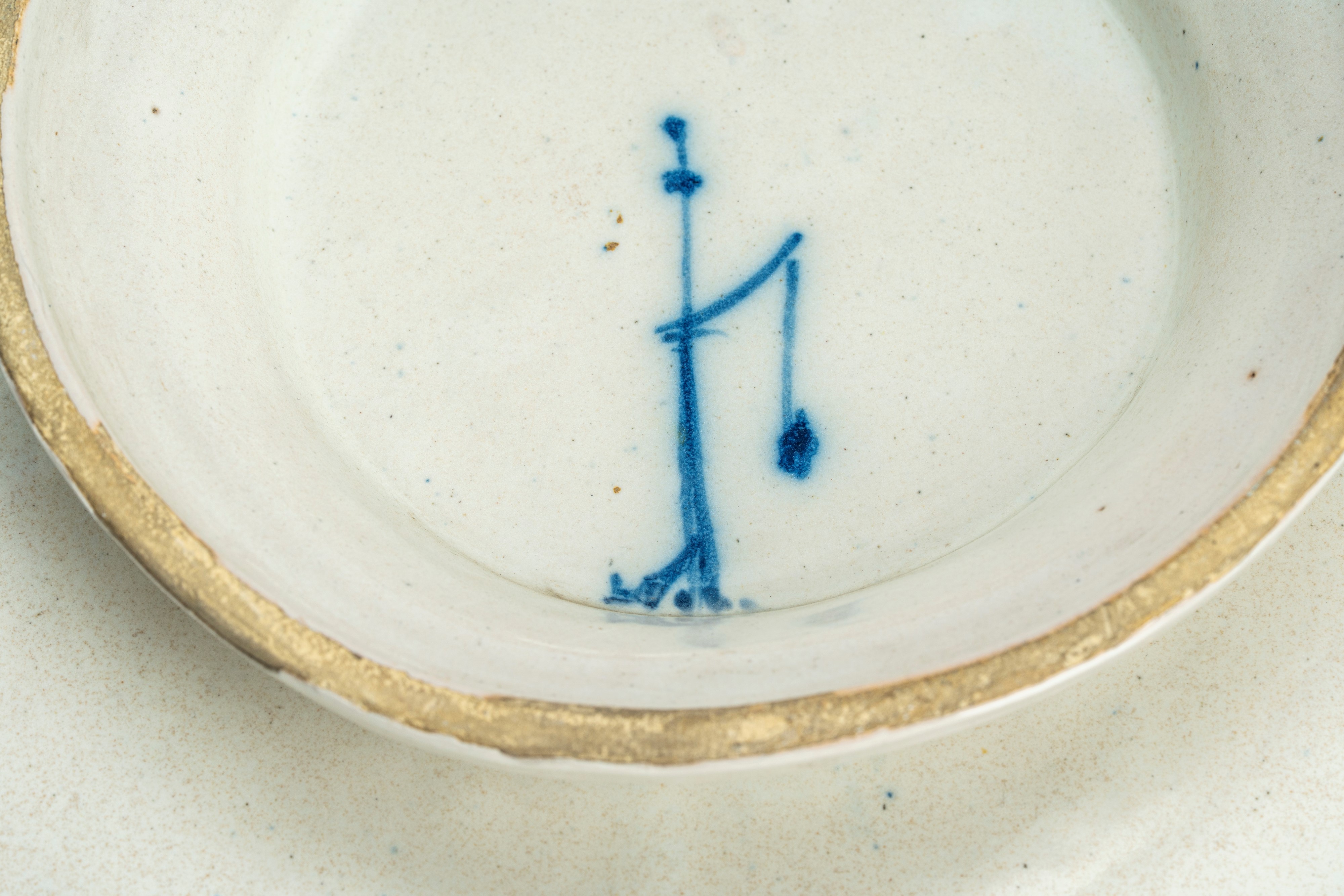 Alzata esalobata con ringhiera traforata in maiolica decorata in monocromia blu cobalto a volute ...