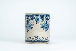 Cachepot in maiolica con decoro in blu cobalto alla Berain. Liguria, secolo XVIII