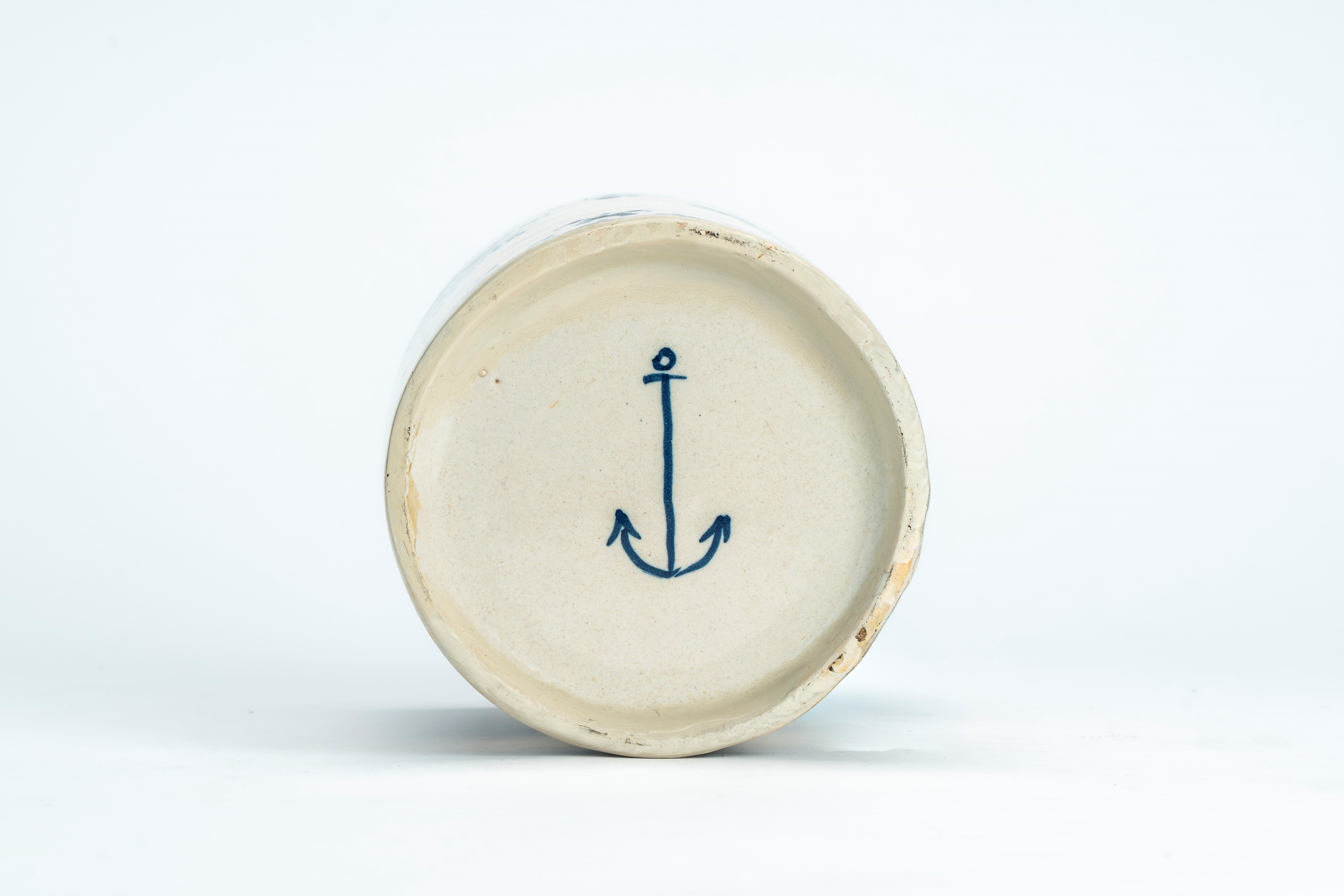 Cachepot in maiolica con decoro in blu cobalto alla Berain. Liguria, secolo XVIII