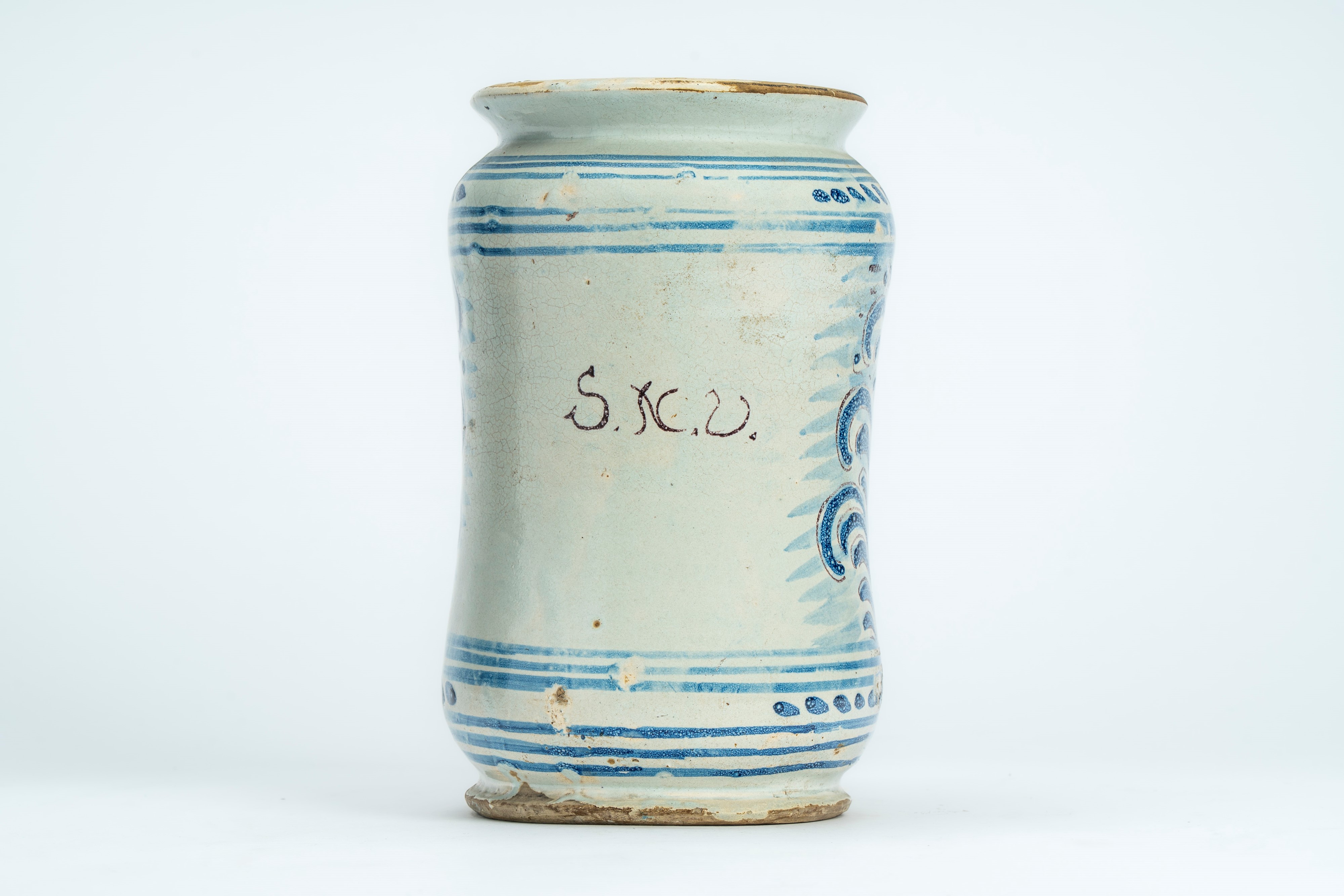 Albarello in maiolica con decoro "calligrafico naturalistico" blu cobalto a fiere in un paesaggio...