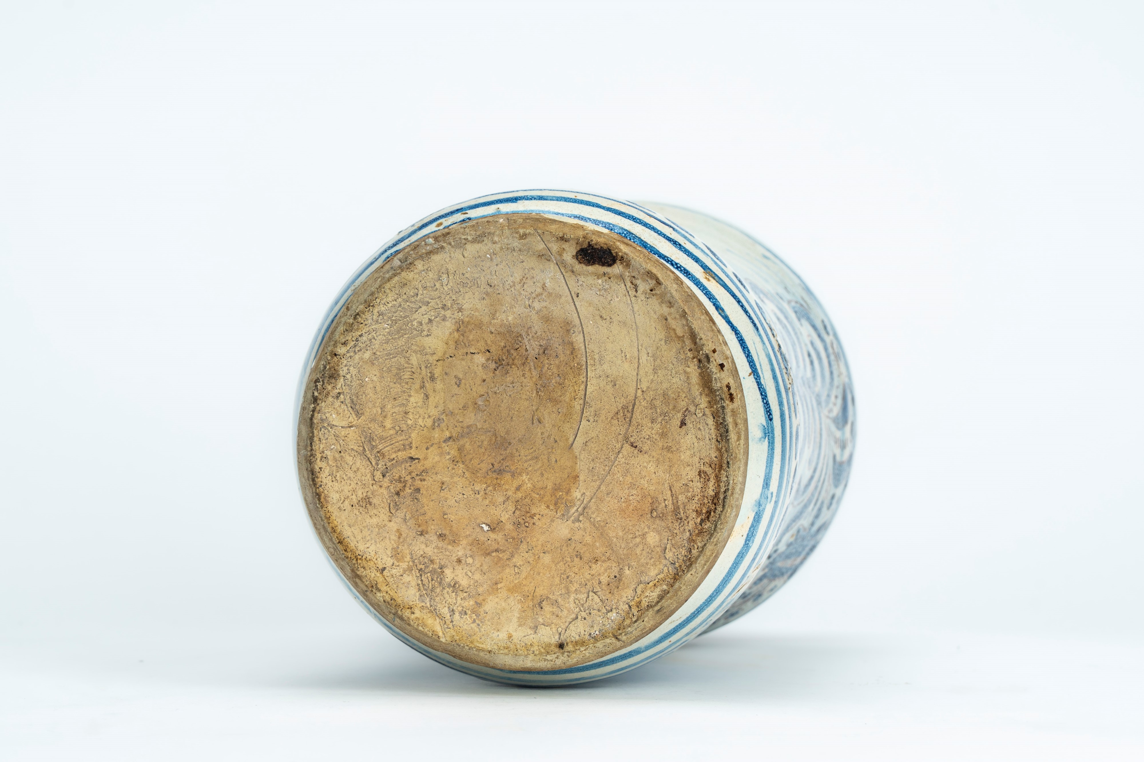 Albarello in maiolica con decoro "calligrafico naturalistico" blu cobalto a fiere in un paesaggio...