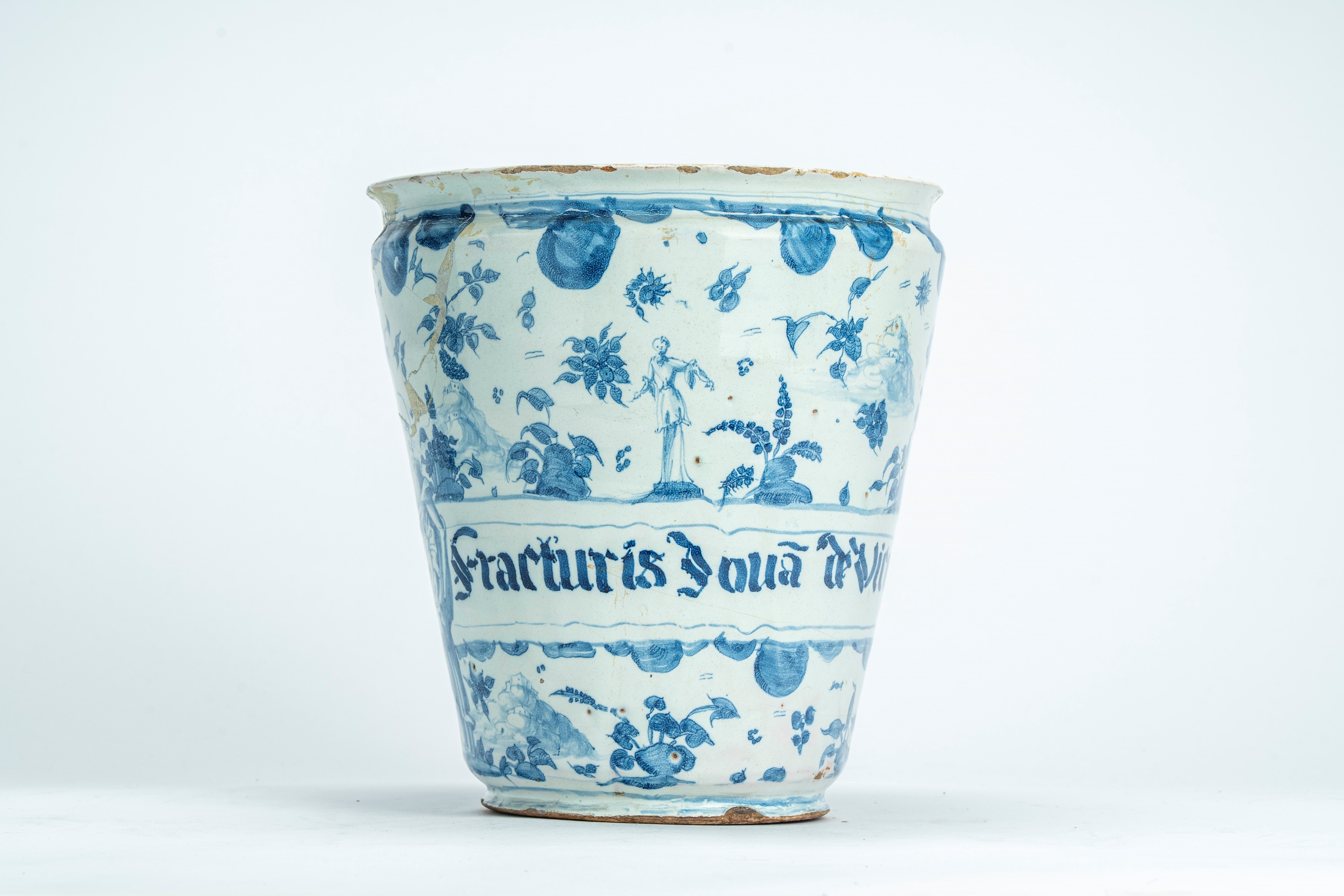 Vaso tronco conico da farmacia in maiolica con decoro orientalizzante "a tappezzeria" in blu di c...