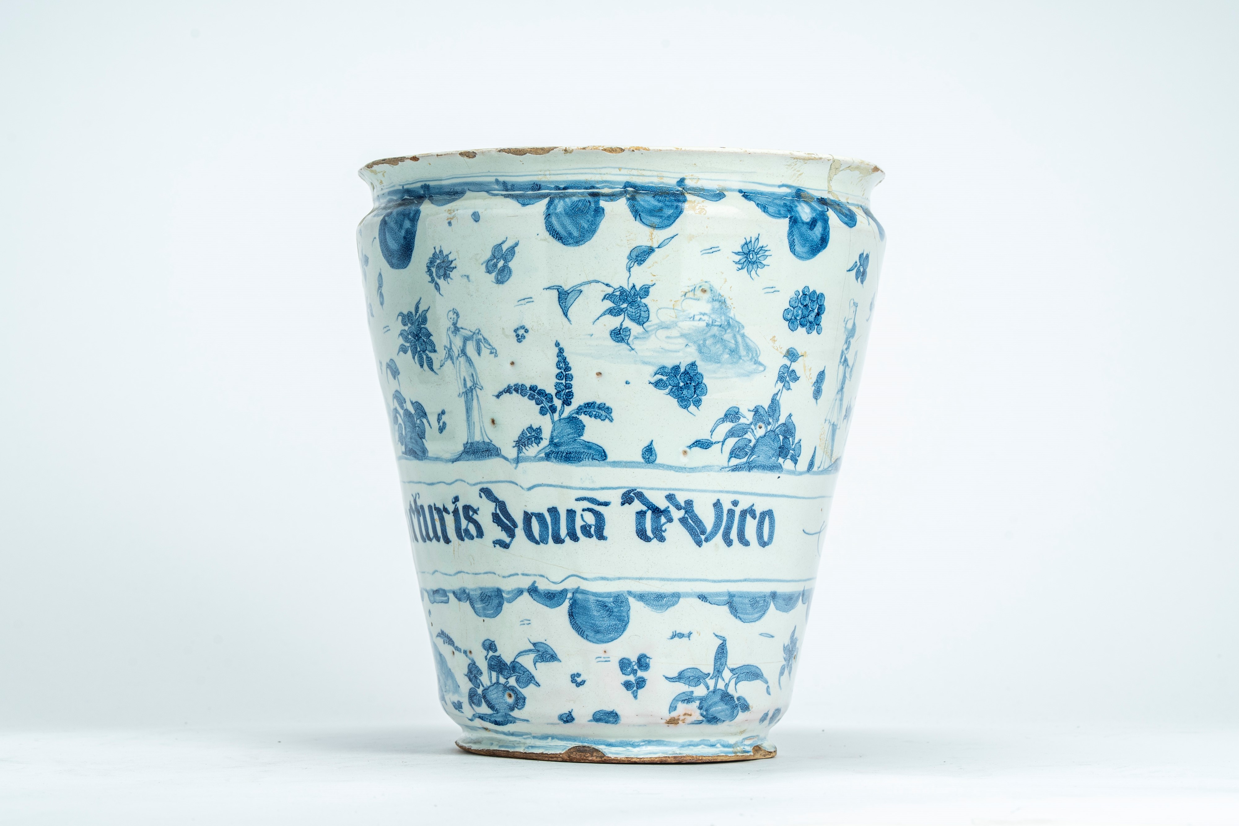 Vaso tronco conico da farmacia in maiolica con decoro orientalizzante "a tappezzeria" in blu di c...