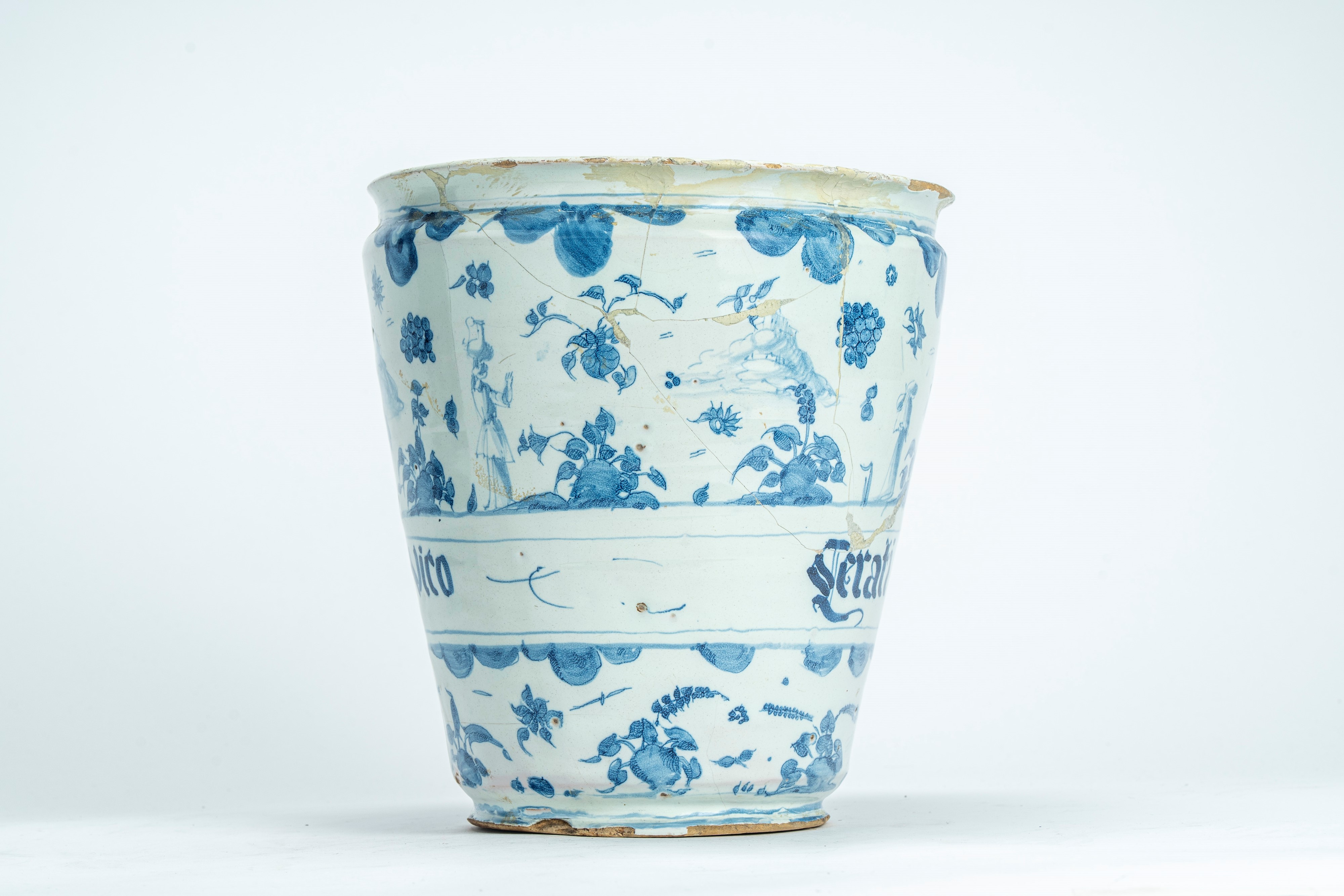 Vaso tronco conico da farmacia in maiolica con decoro orientalizzante "a tappezzeria" in blu di c...