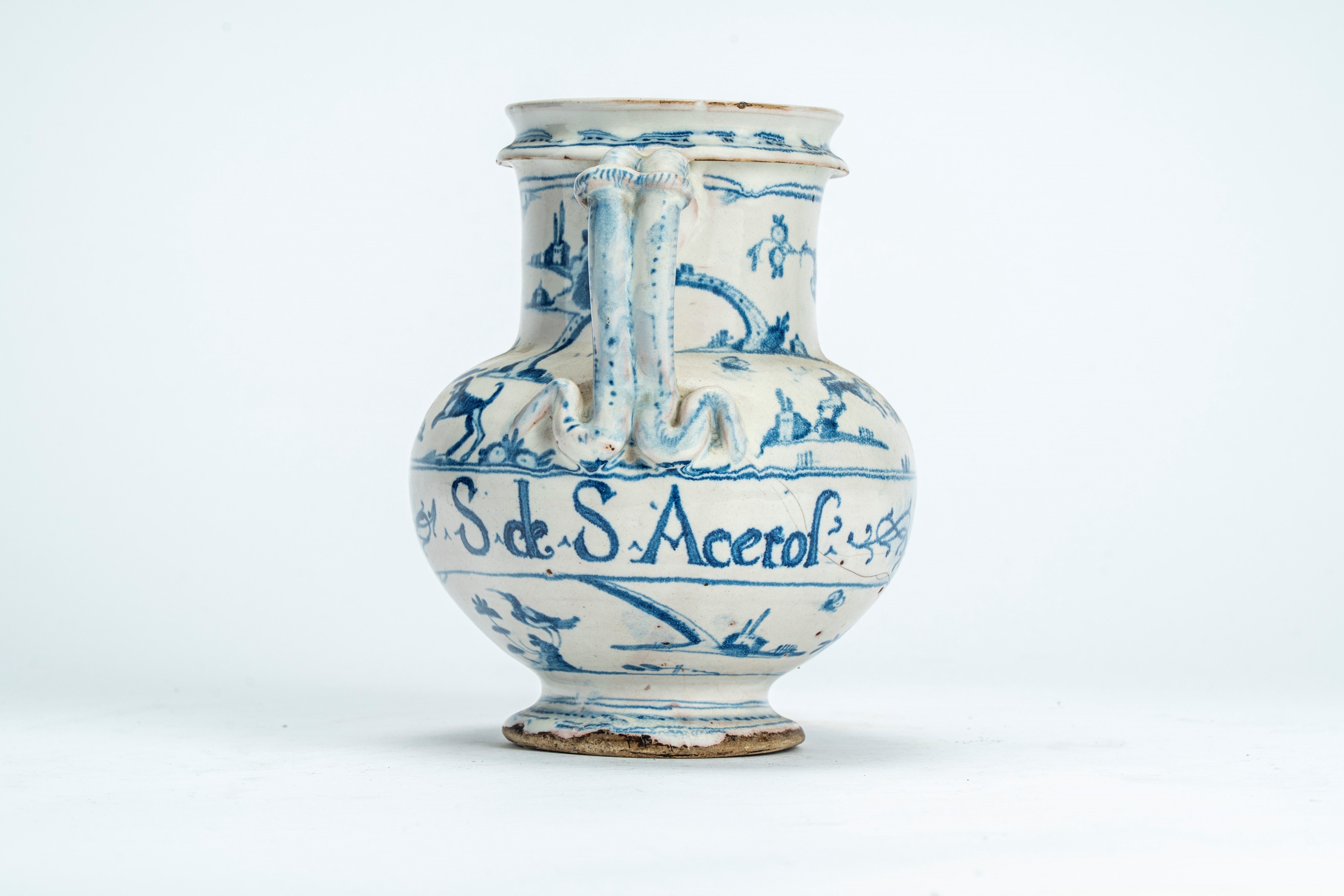 Boccale in maiolica con decoro blu cobalto orientalizzante "a tappezzeria" interrotto da cartigli...