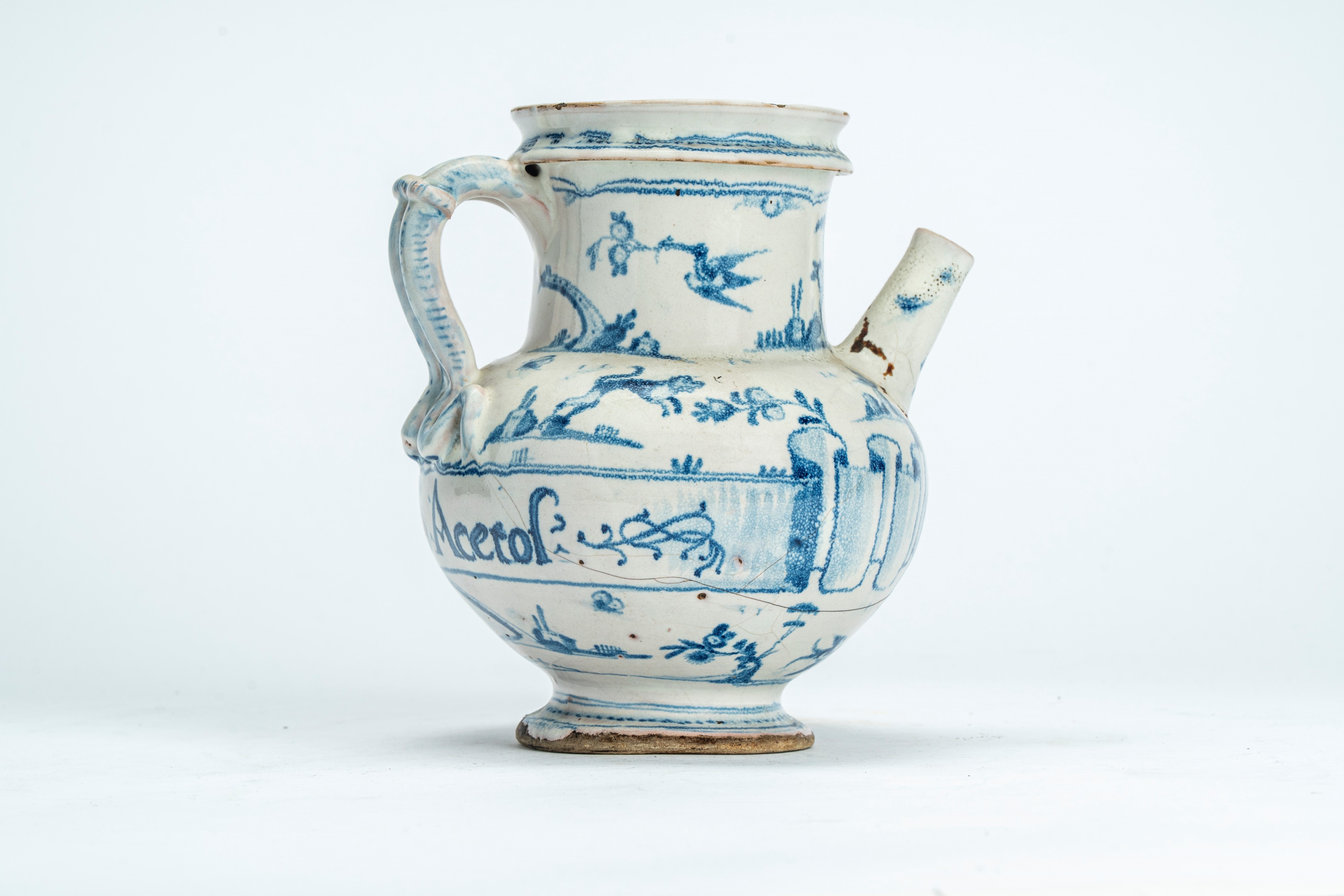 Boccale in maiolica con decoro blu cobalto orientalizzante "a tappezzeria" interrotto da cartigli...